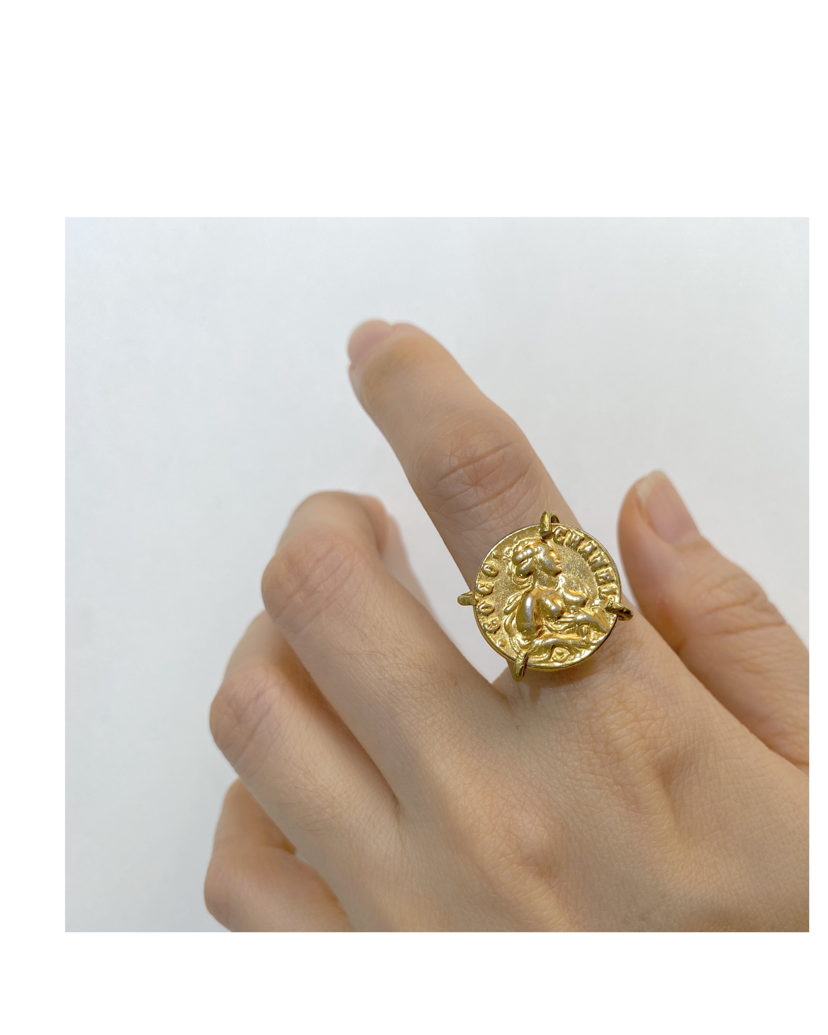 CHANEL button no.44