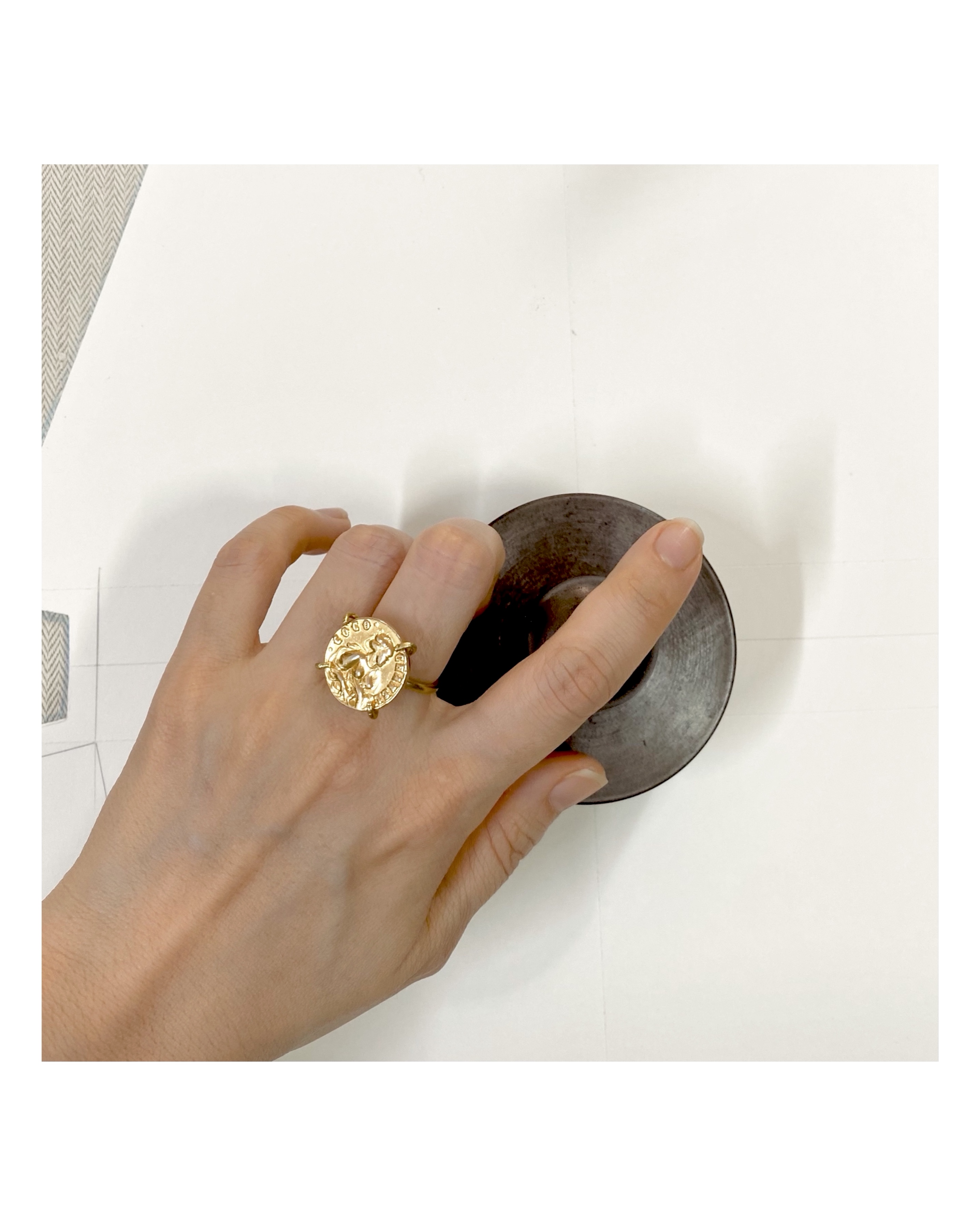 CHANEL button no.44