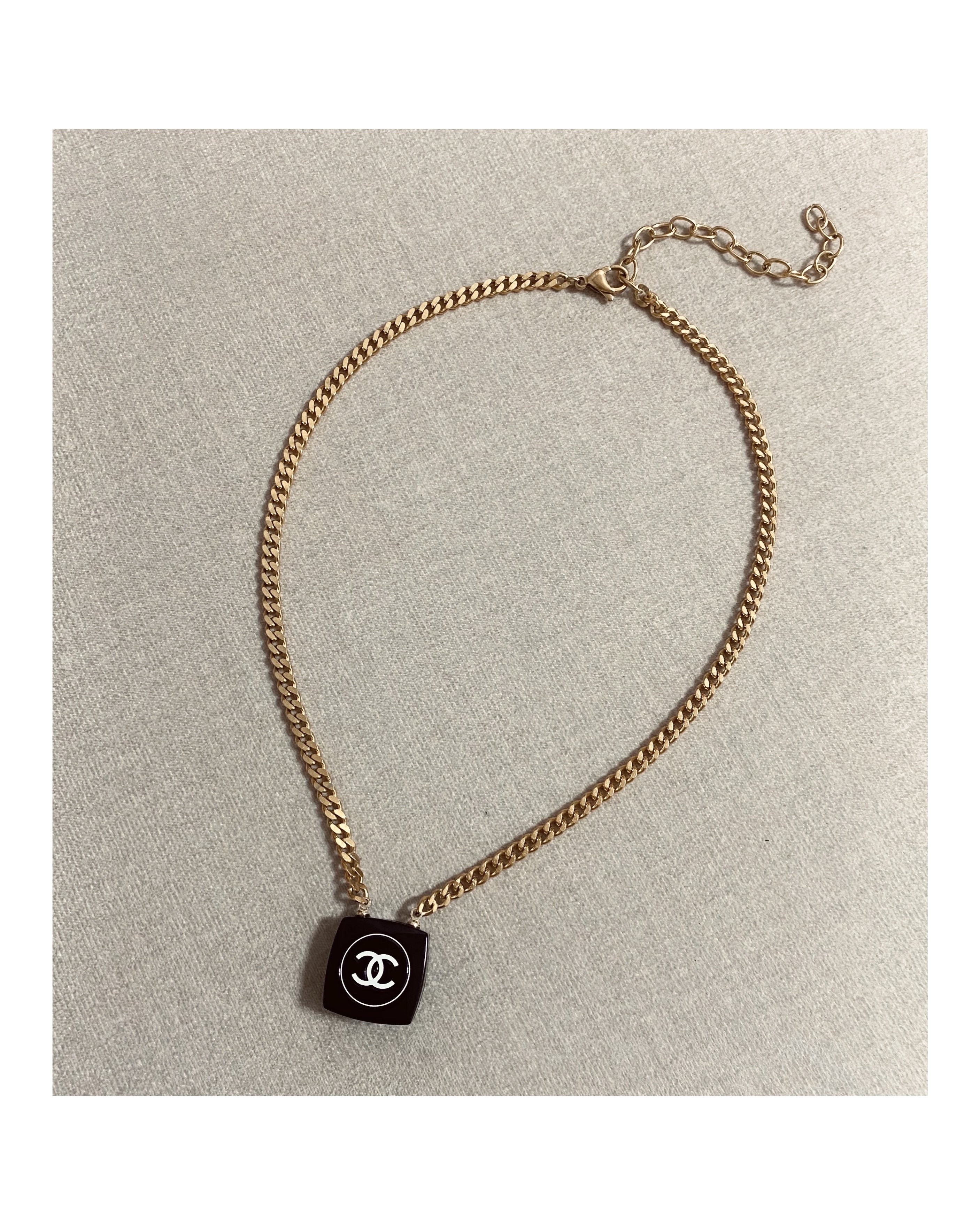 CHANEL cosmetic necklace no.8