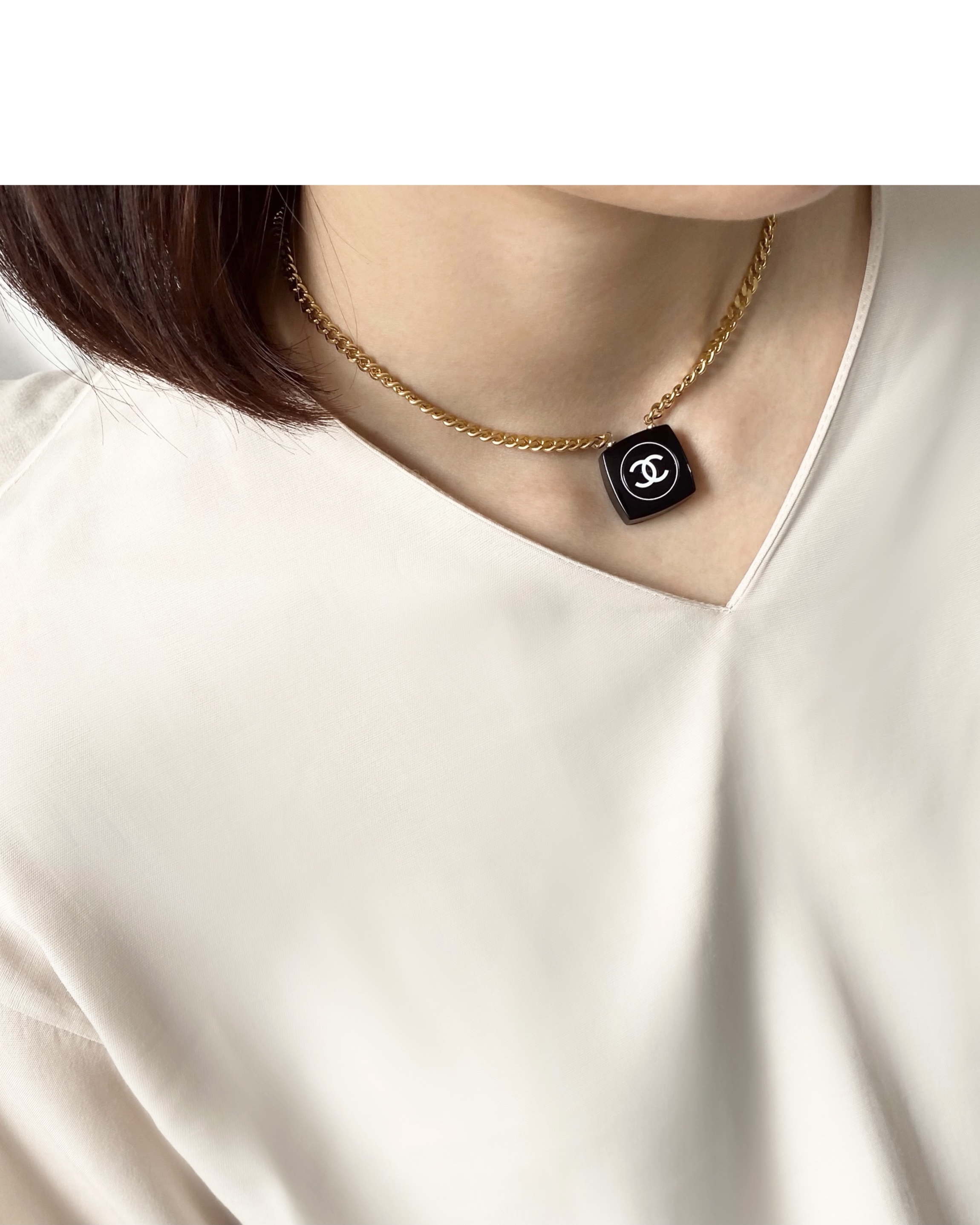 CHANEL cosmetic necklace no.8