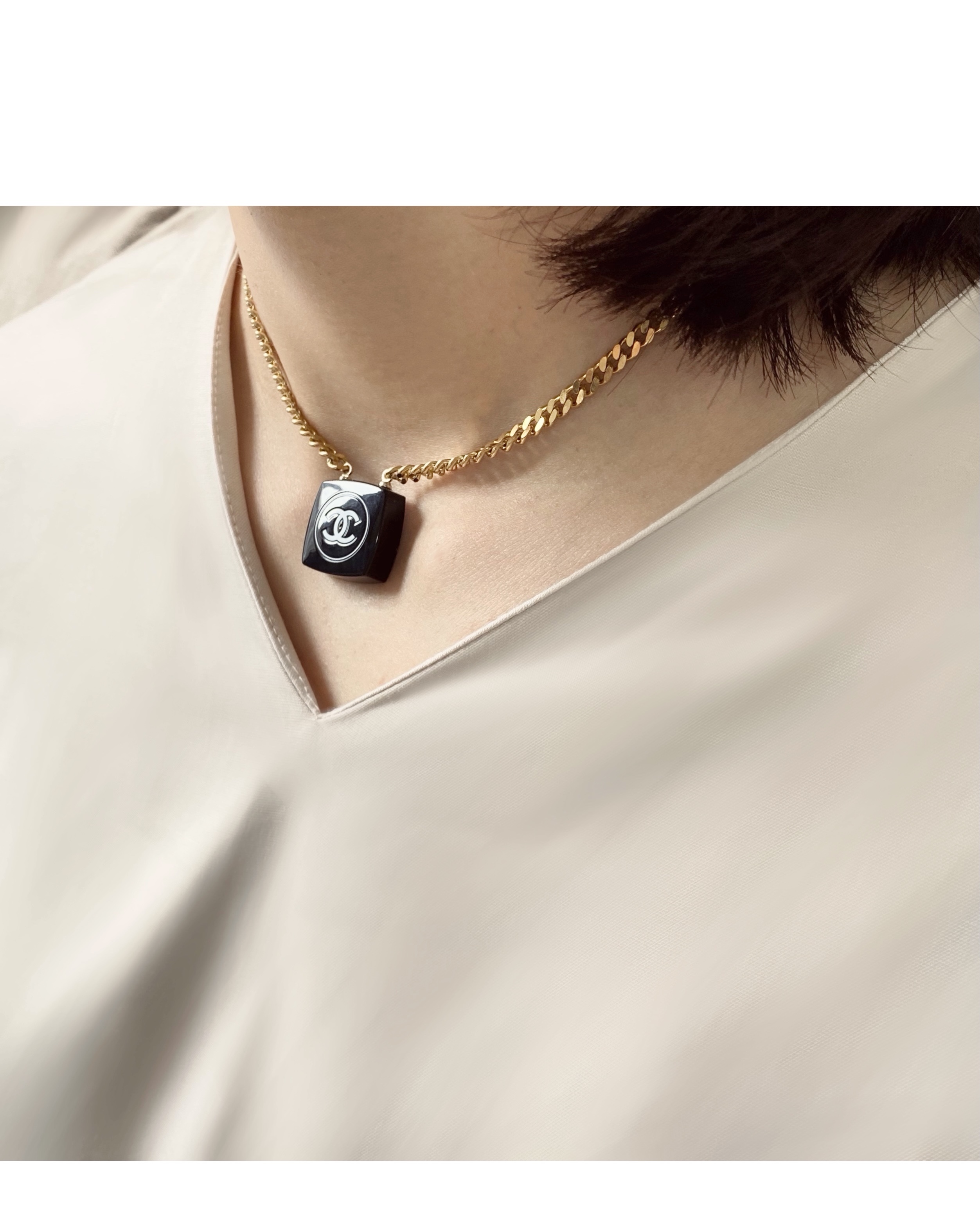 CHANEL cosmetic necklace no.8