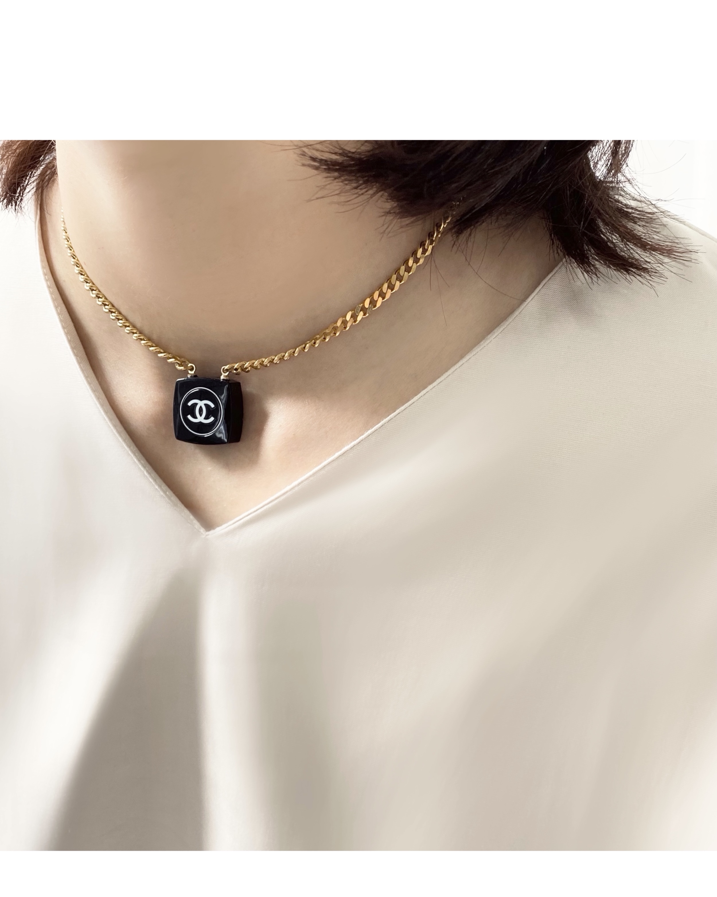 CHANEL cosmetic necklace no.8