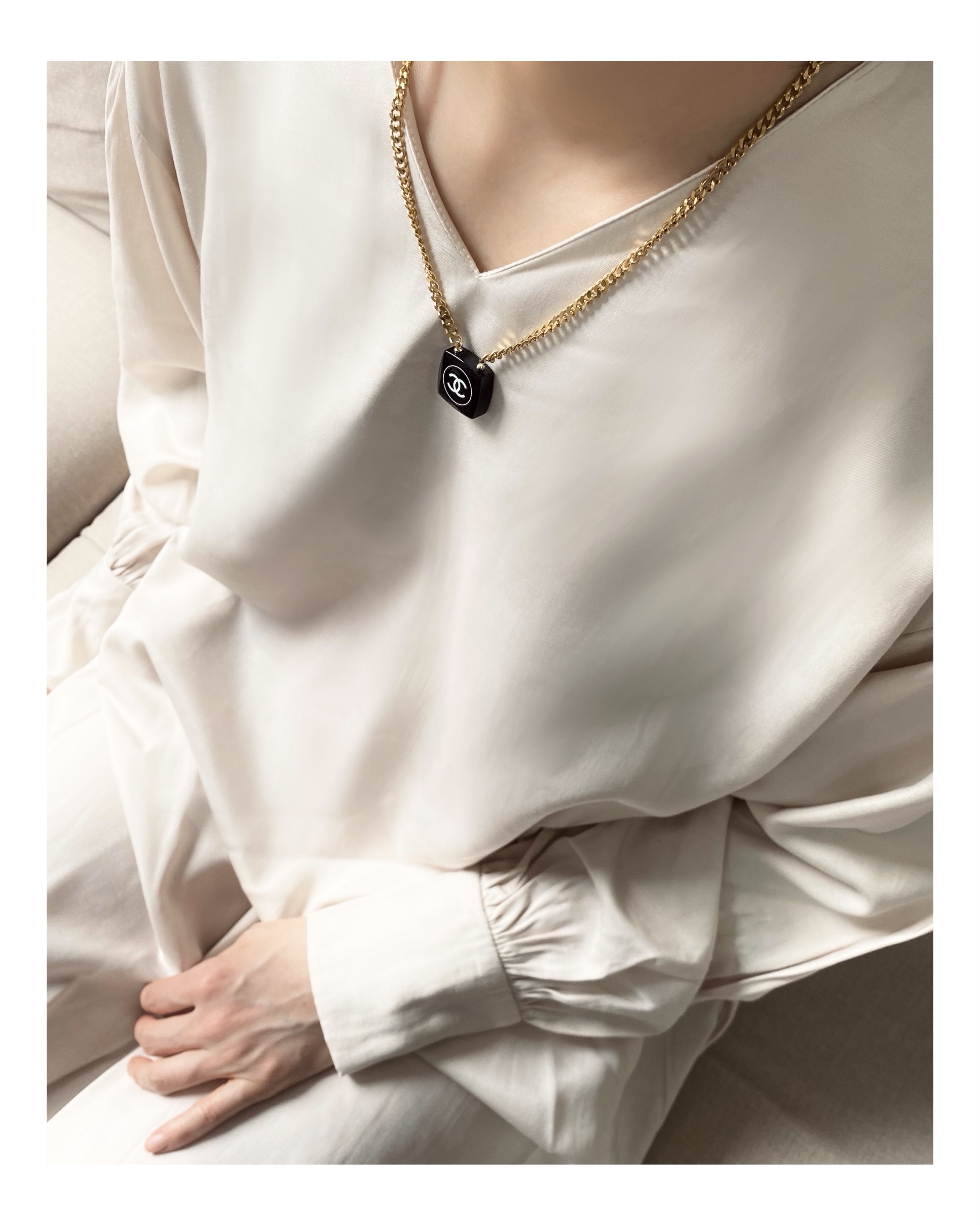 CHANEL cosmetic necklace no.8