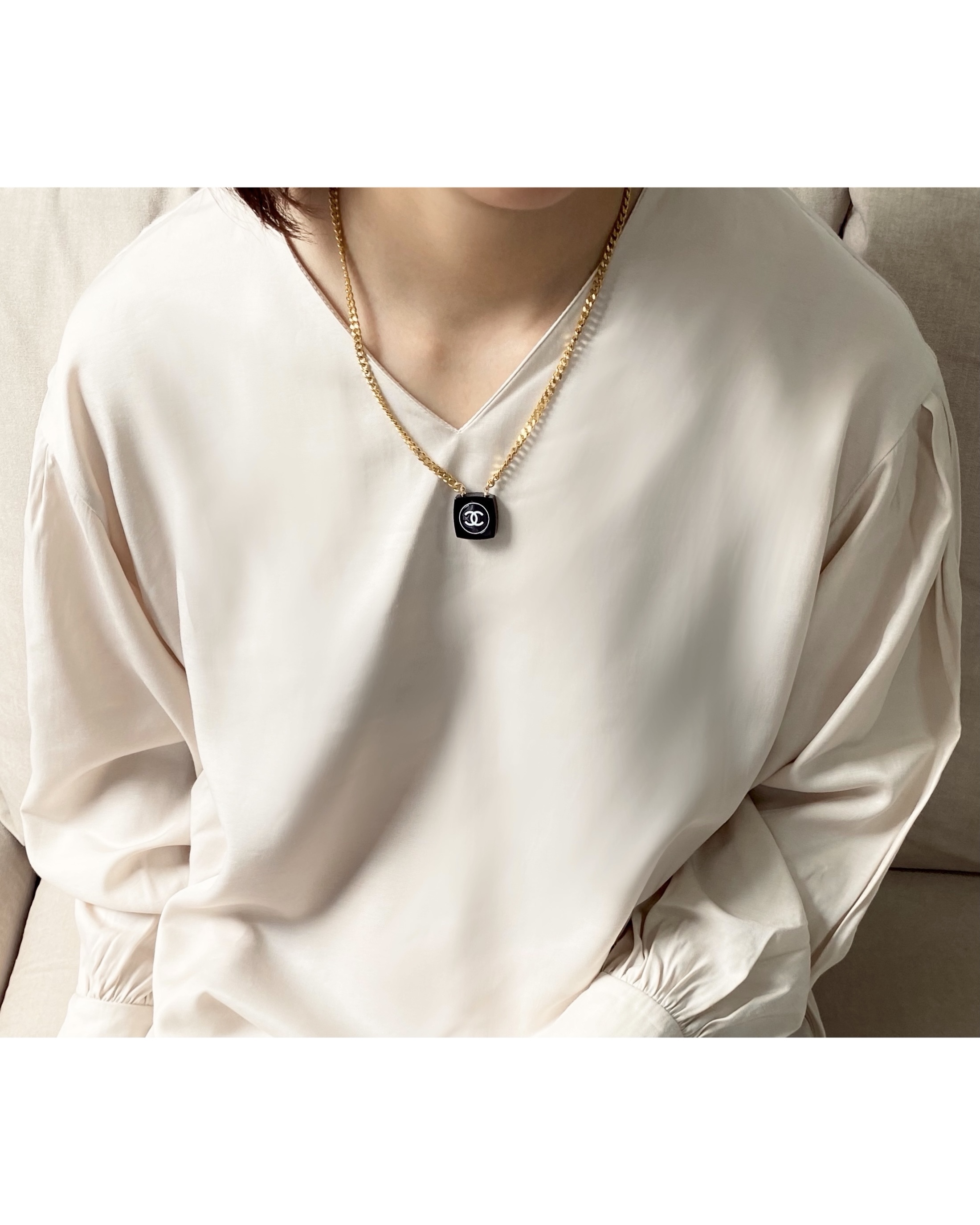 CHANEL cosmetic necklace no.8