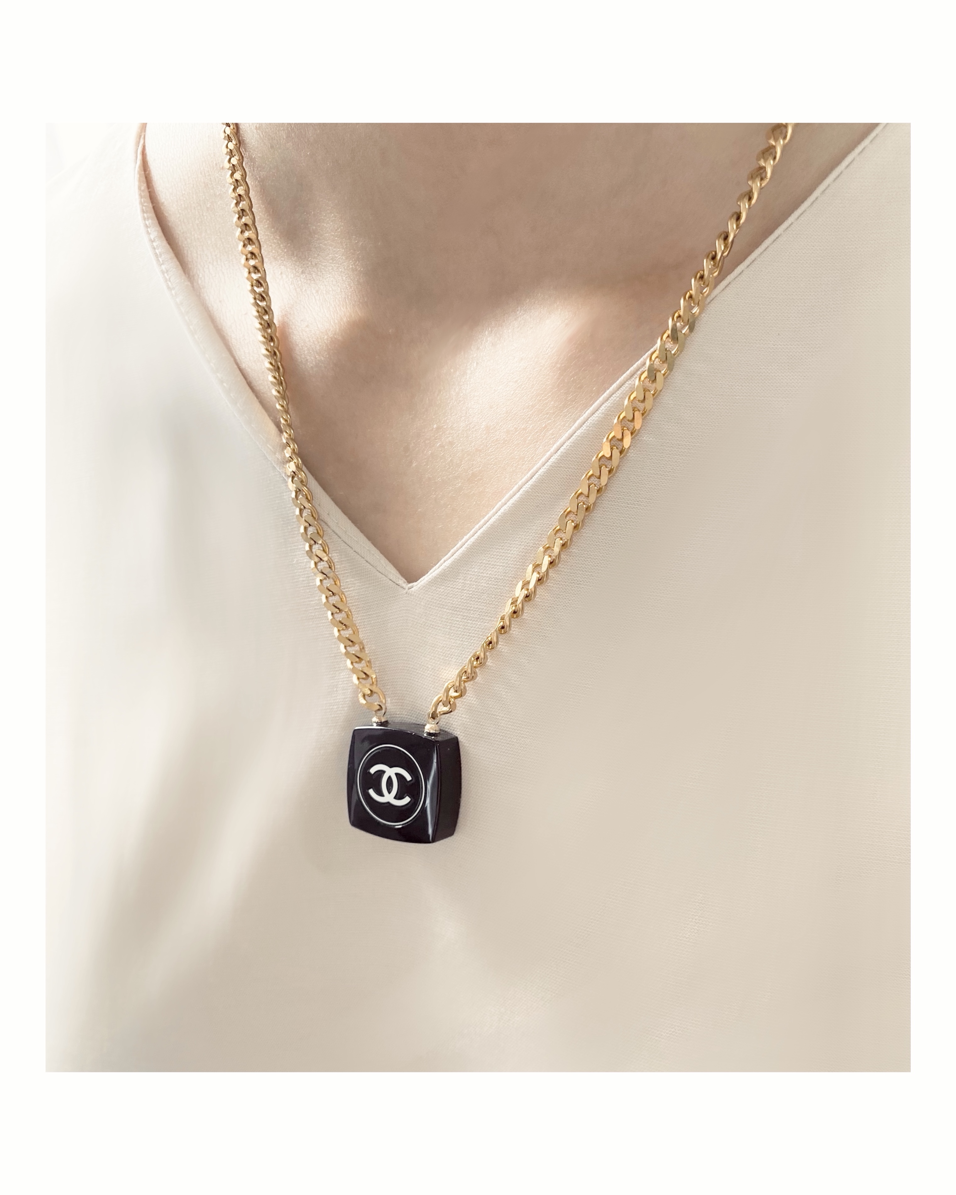 CHANEL cosmetic necklace no.8