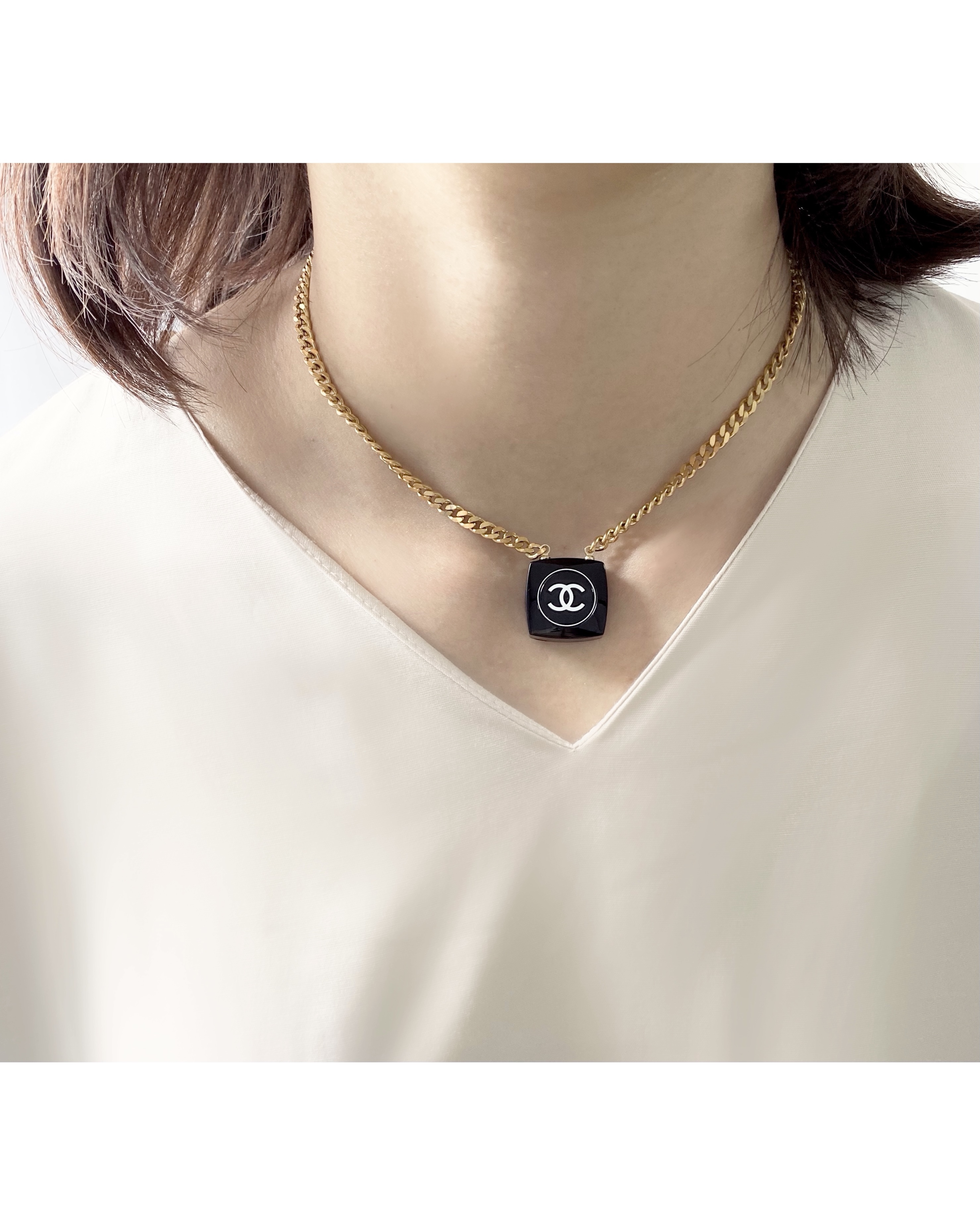 CHANEL cosmetic necklace no.8