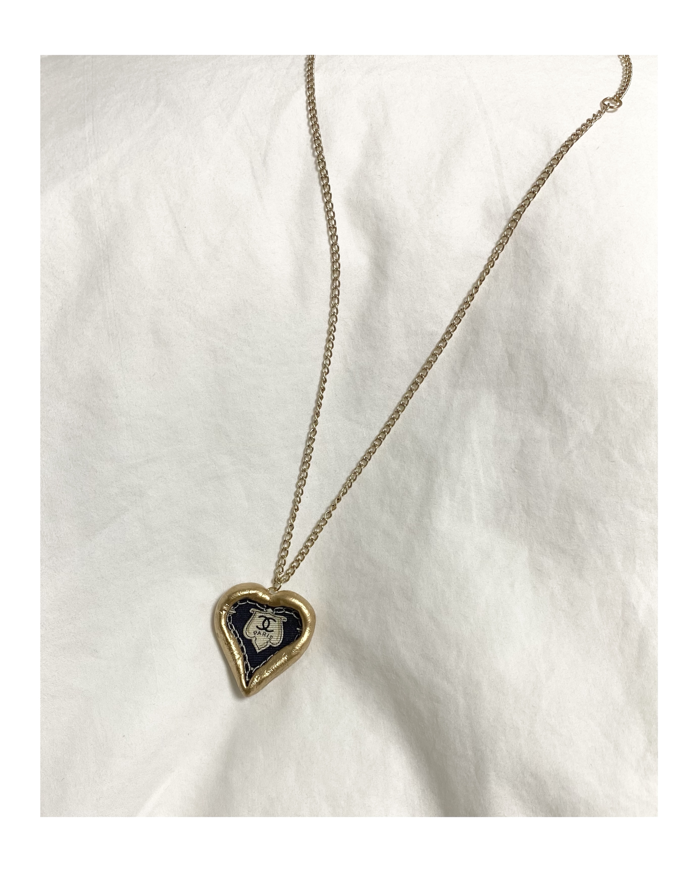CHANEL navy heart silk CC necklace no.31