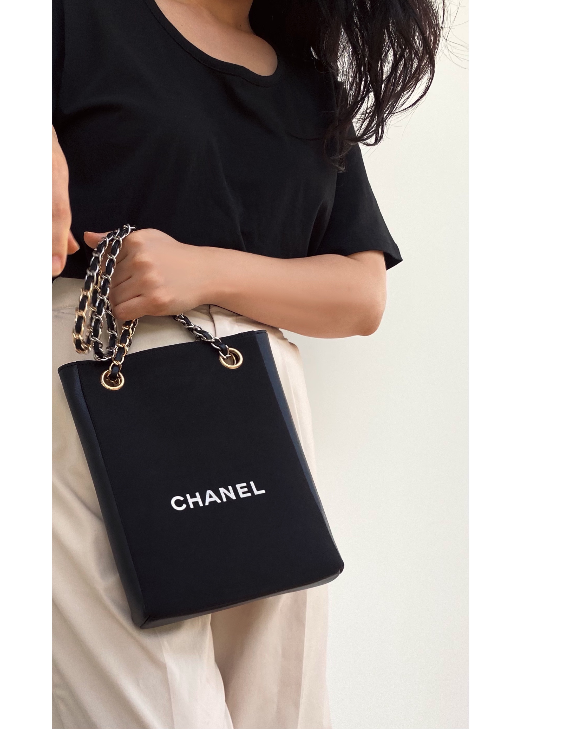 CHANEL dust X leather Initial bag no.22