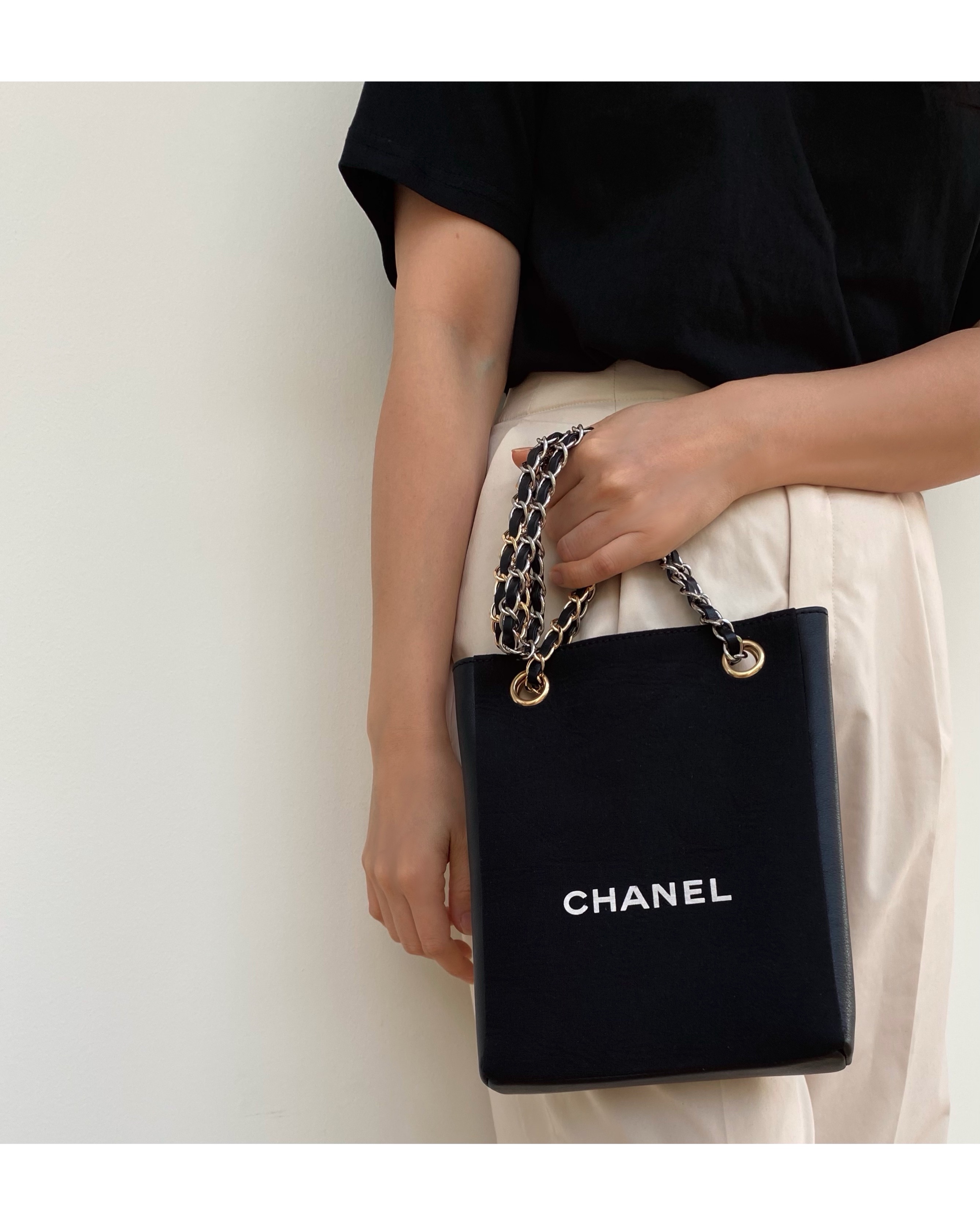 CHANEL dust X leather Initial bag no.22
