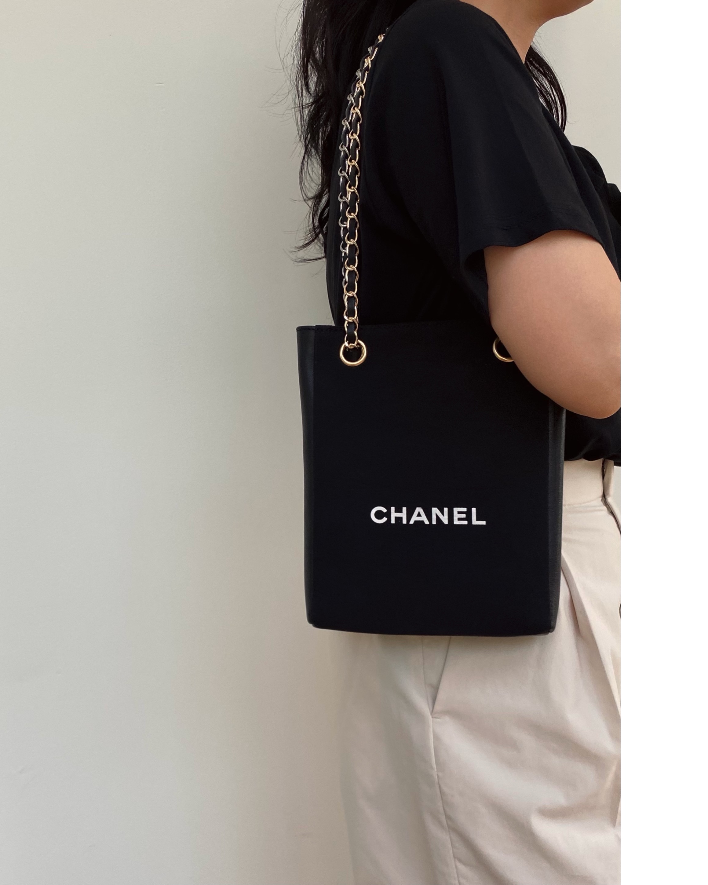 CHANEL dust X leather Initial bag no.22
