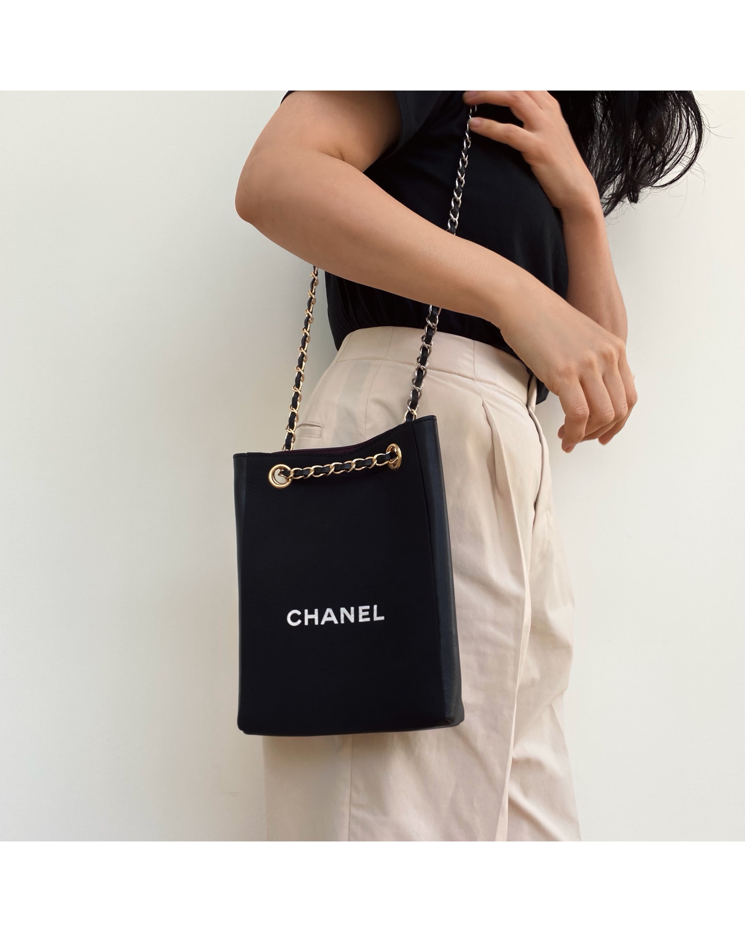 CHANEL dust X leather Initial bag no.22