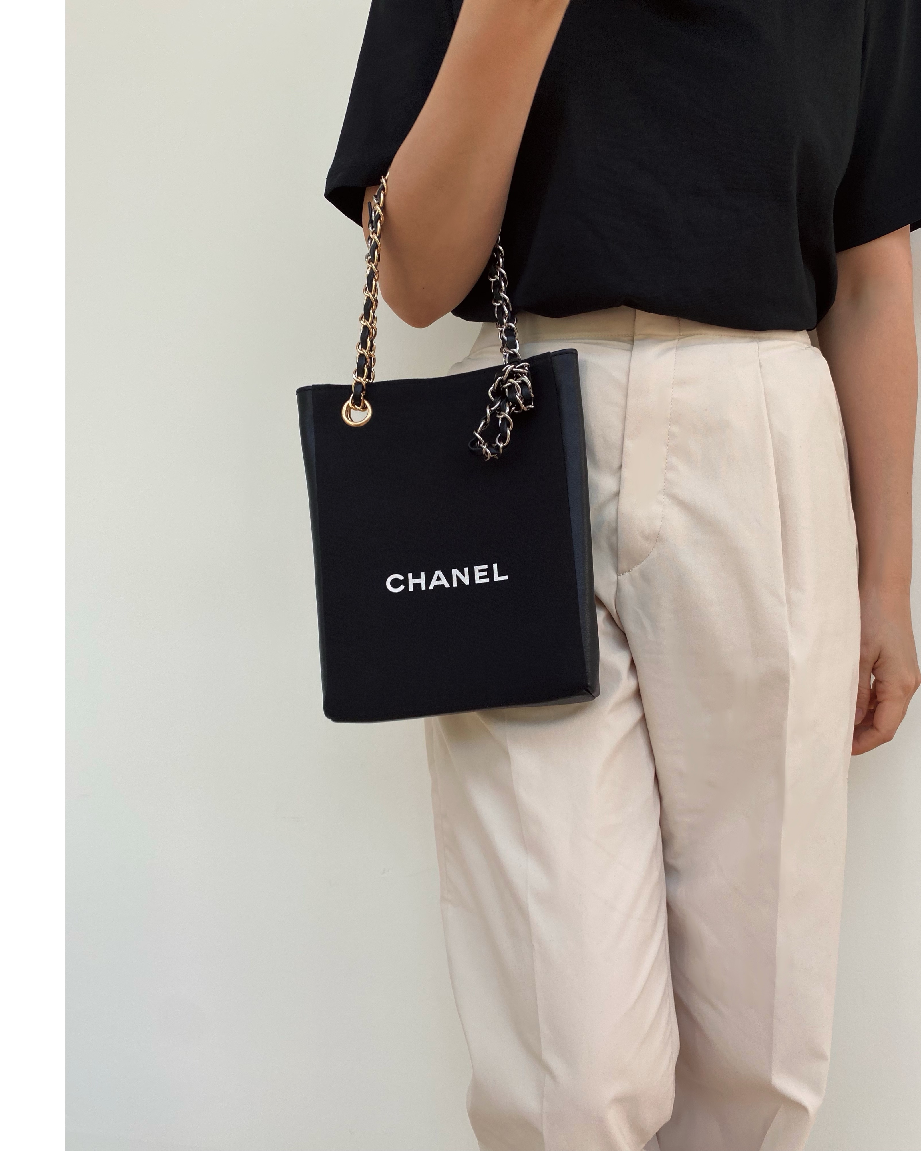 CHANEL dust X leather Initial bag no.22