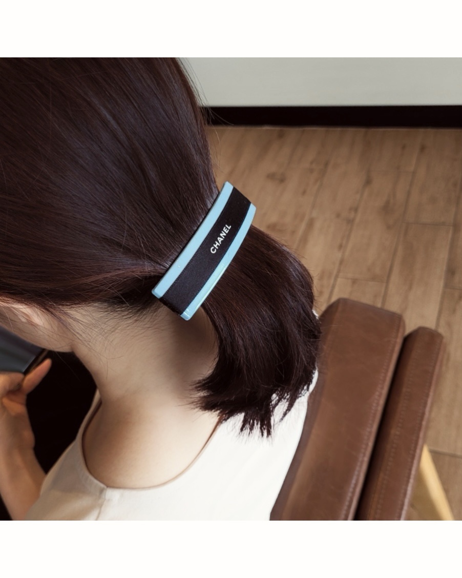 CHANEL candy color Initial hairclip no.37