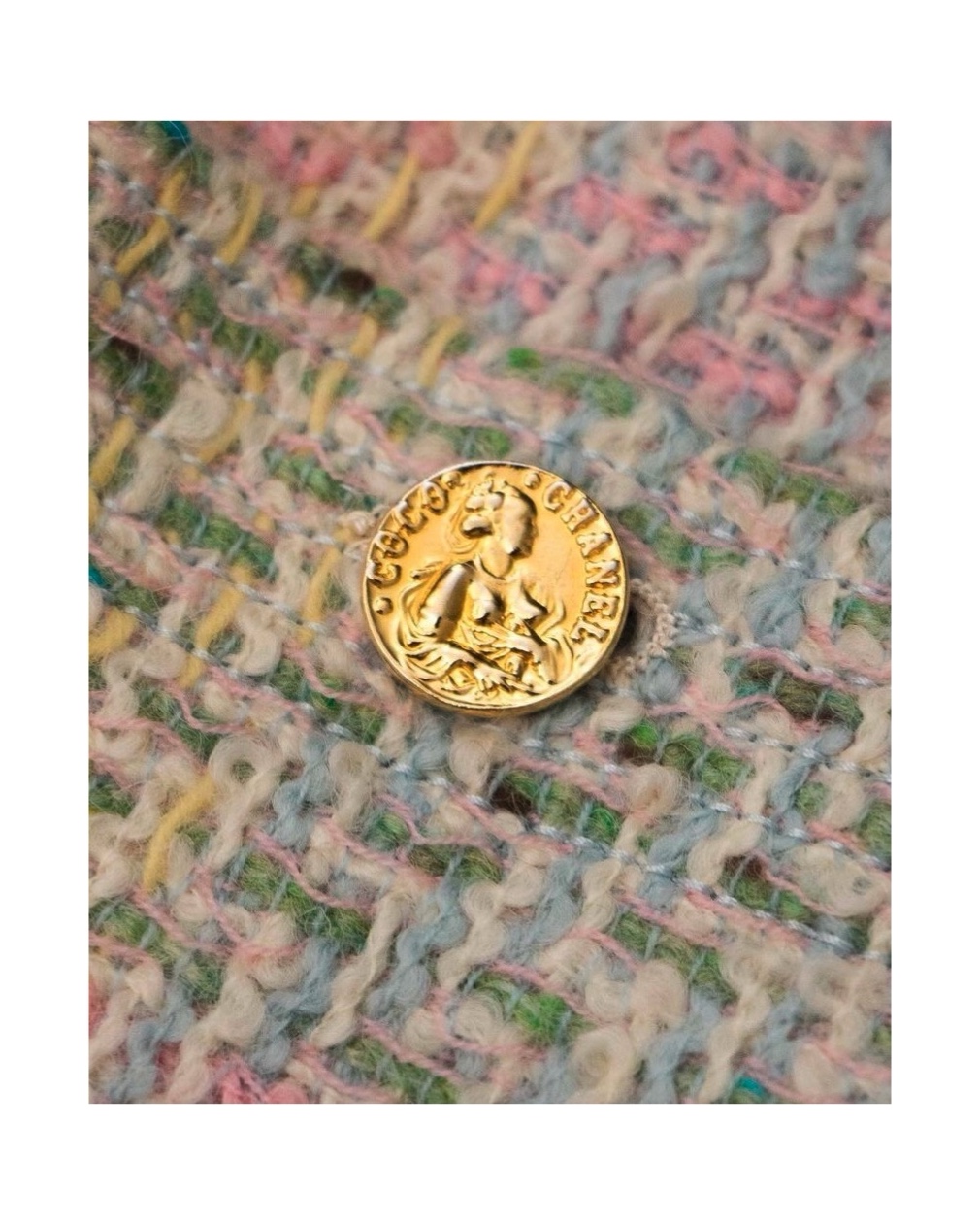 CHANEL button no.44