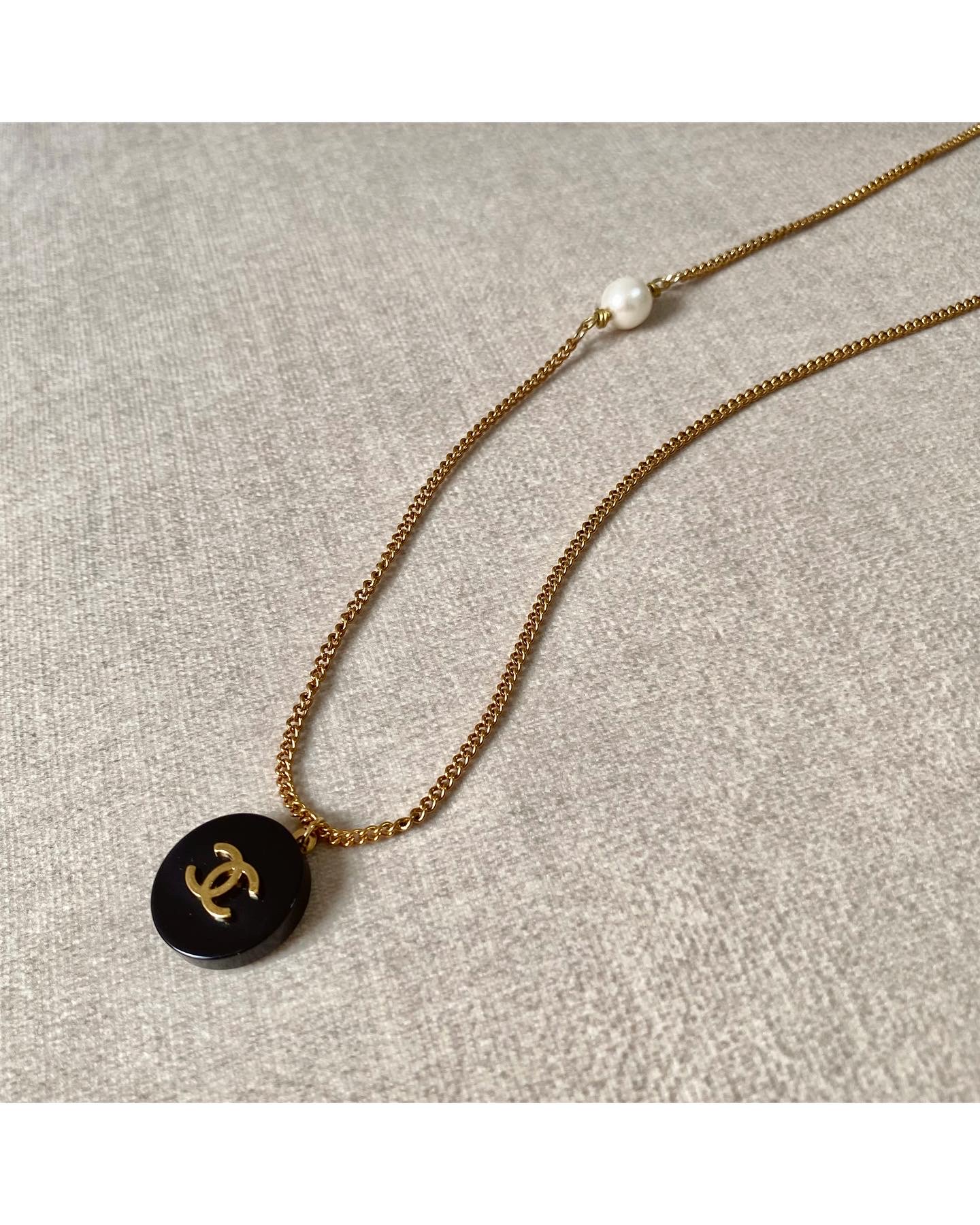 CHANEL button no.53
