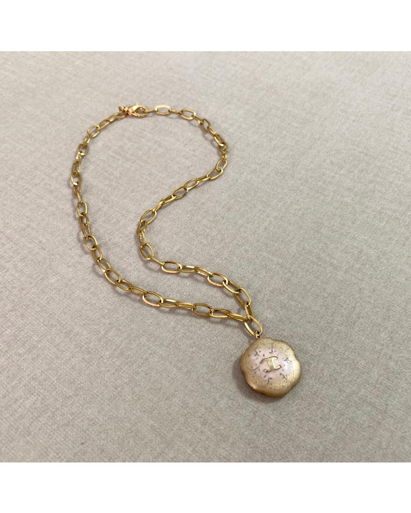 CHANEL button no.58