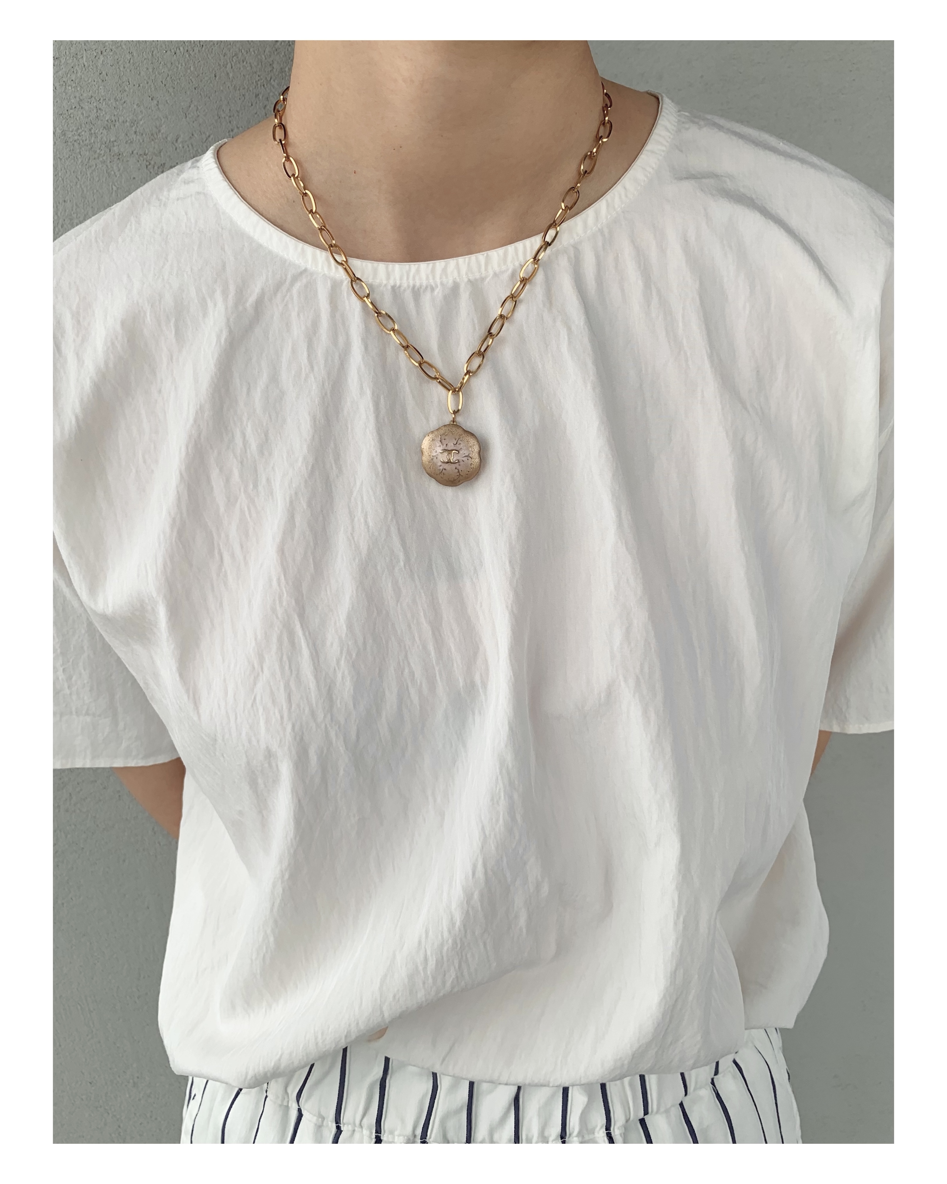CHANEL button no.58