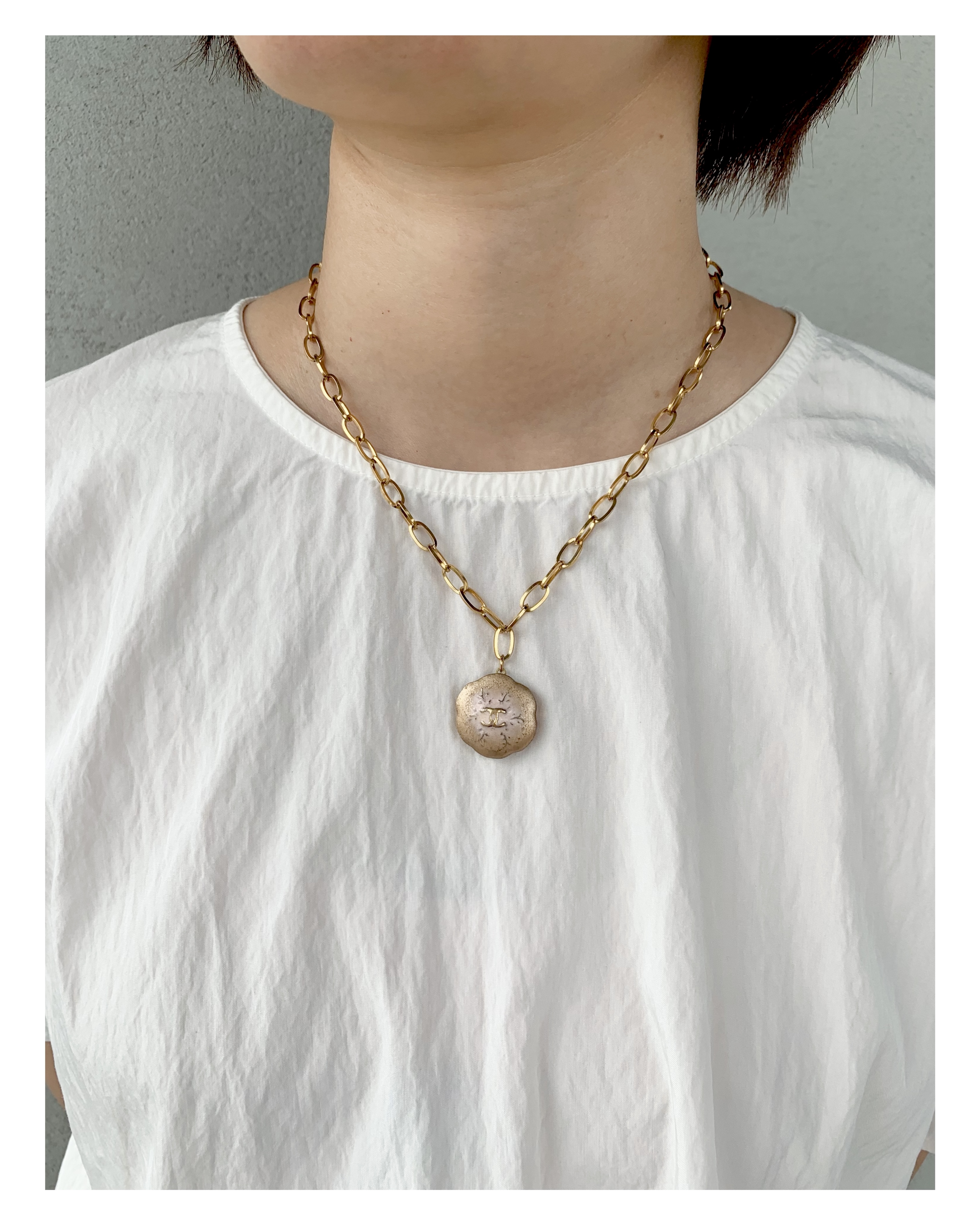 CHANEL button no.58