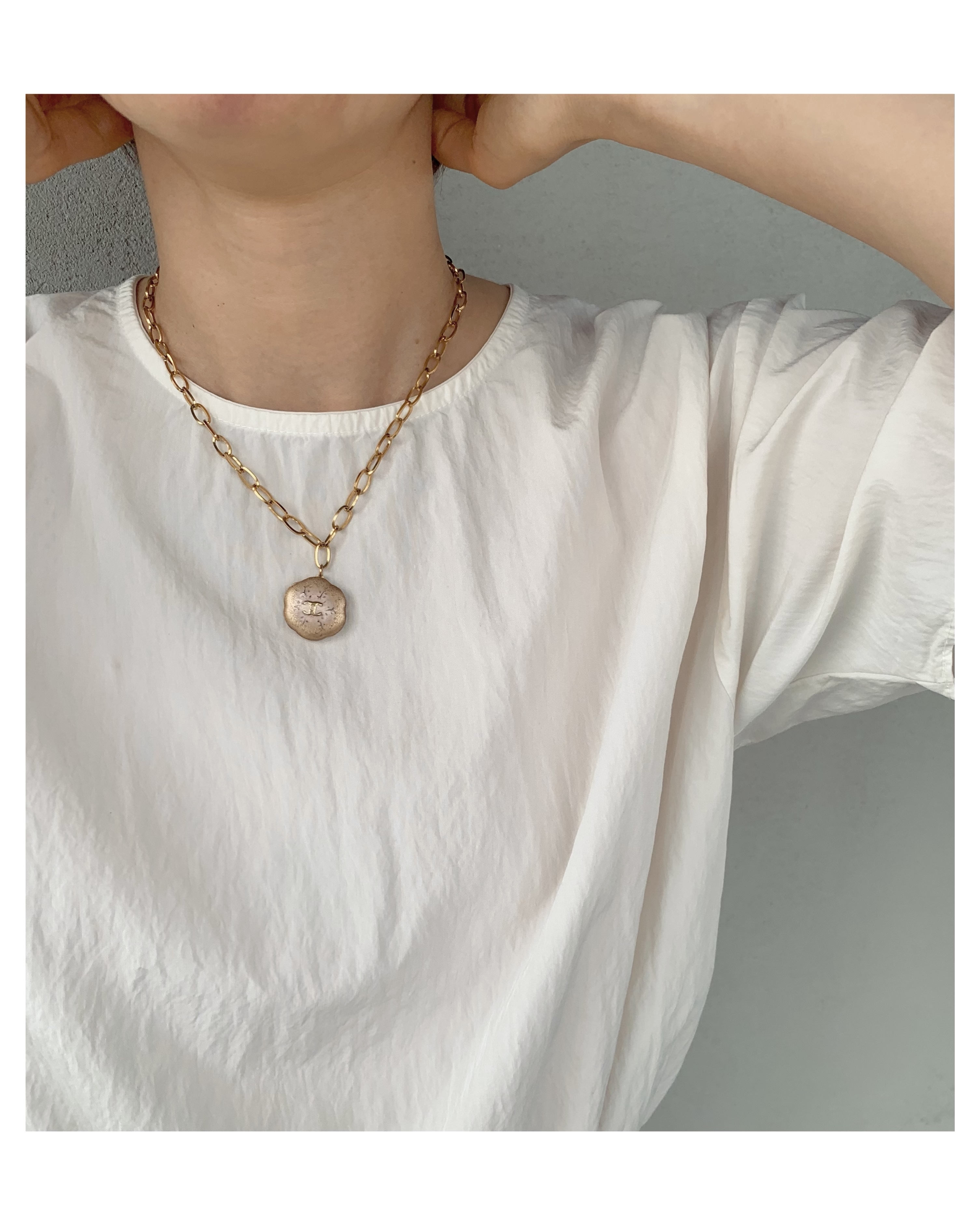 CHANEL button no.58