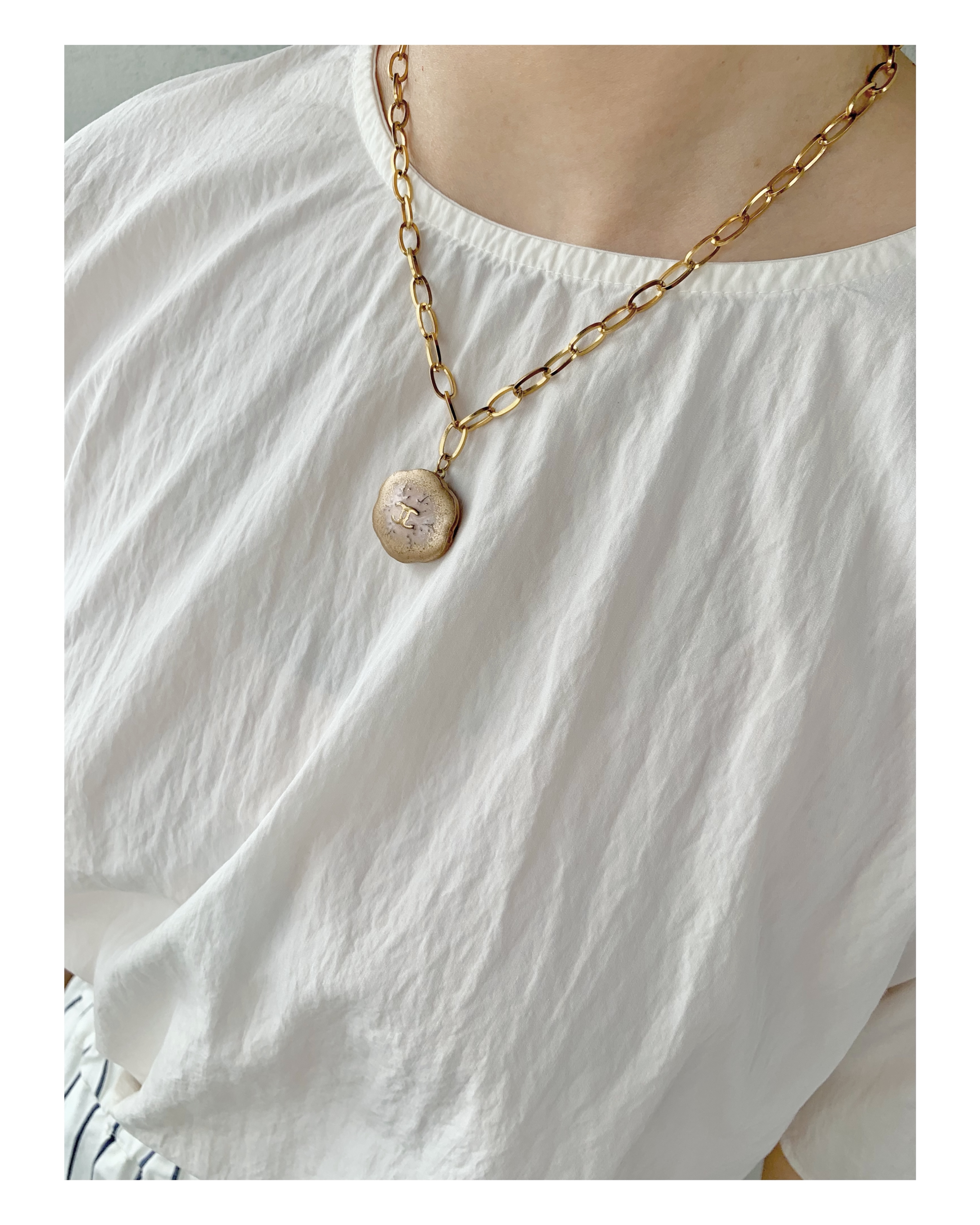 CHANEL button no.58