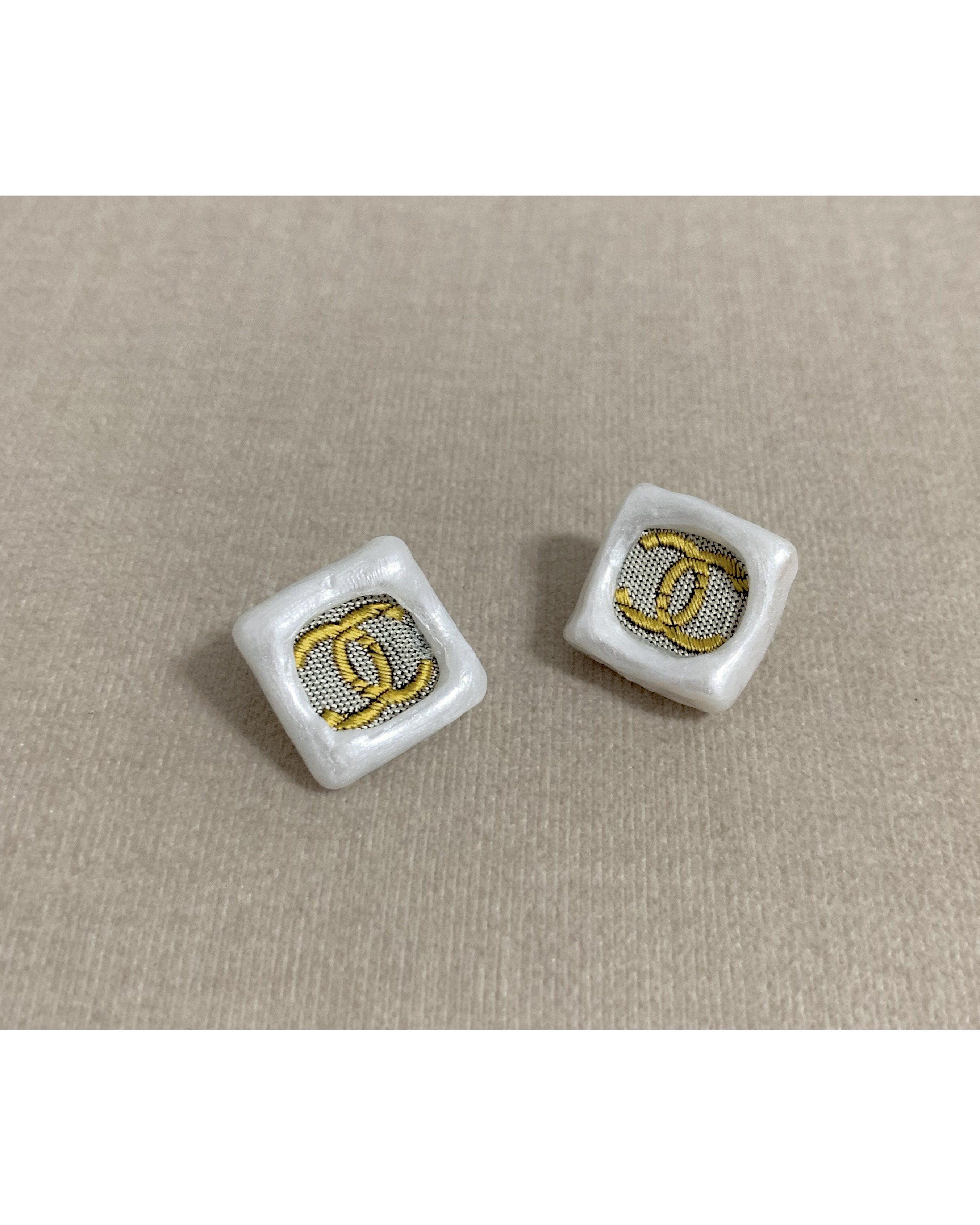 CHANEL yellow CC white pearl earring no.34