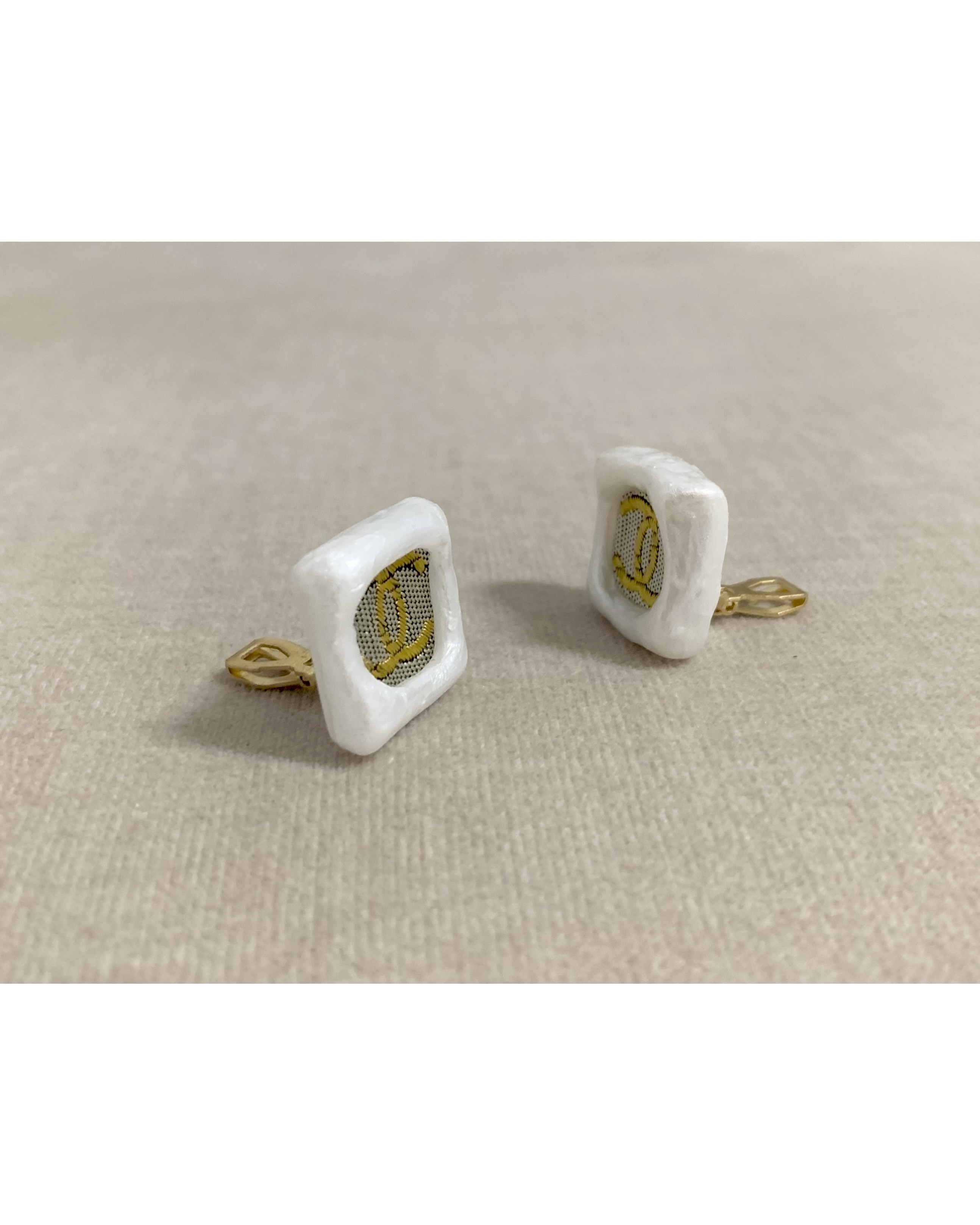 CHANEL yellow CC white pearl earring no.34