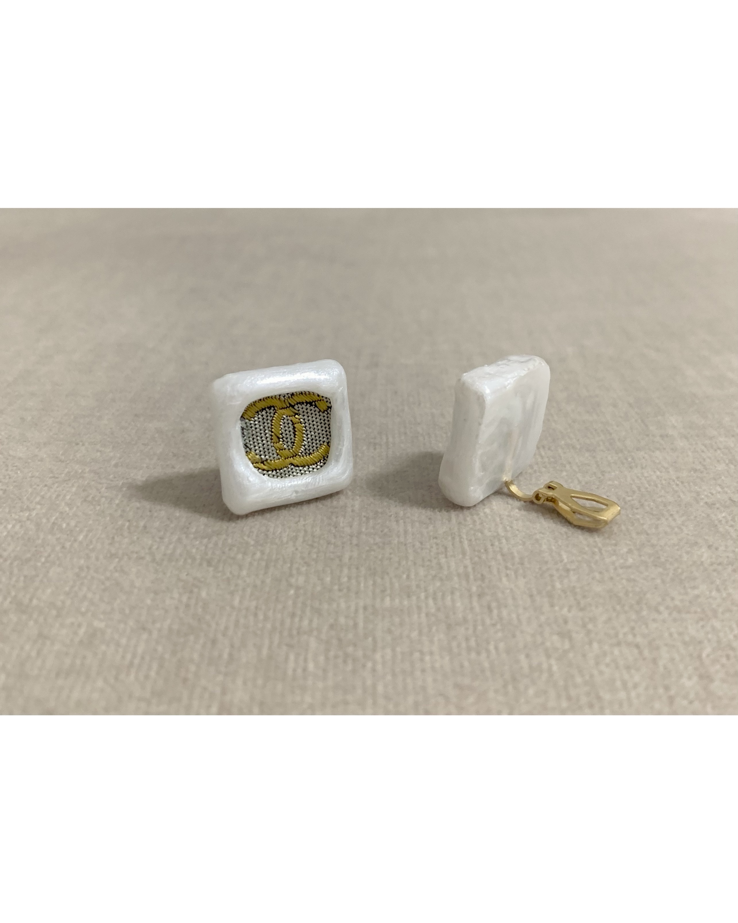 CHANEL yellow CC white pearl earring no.34