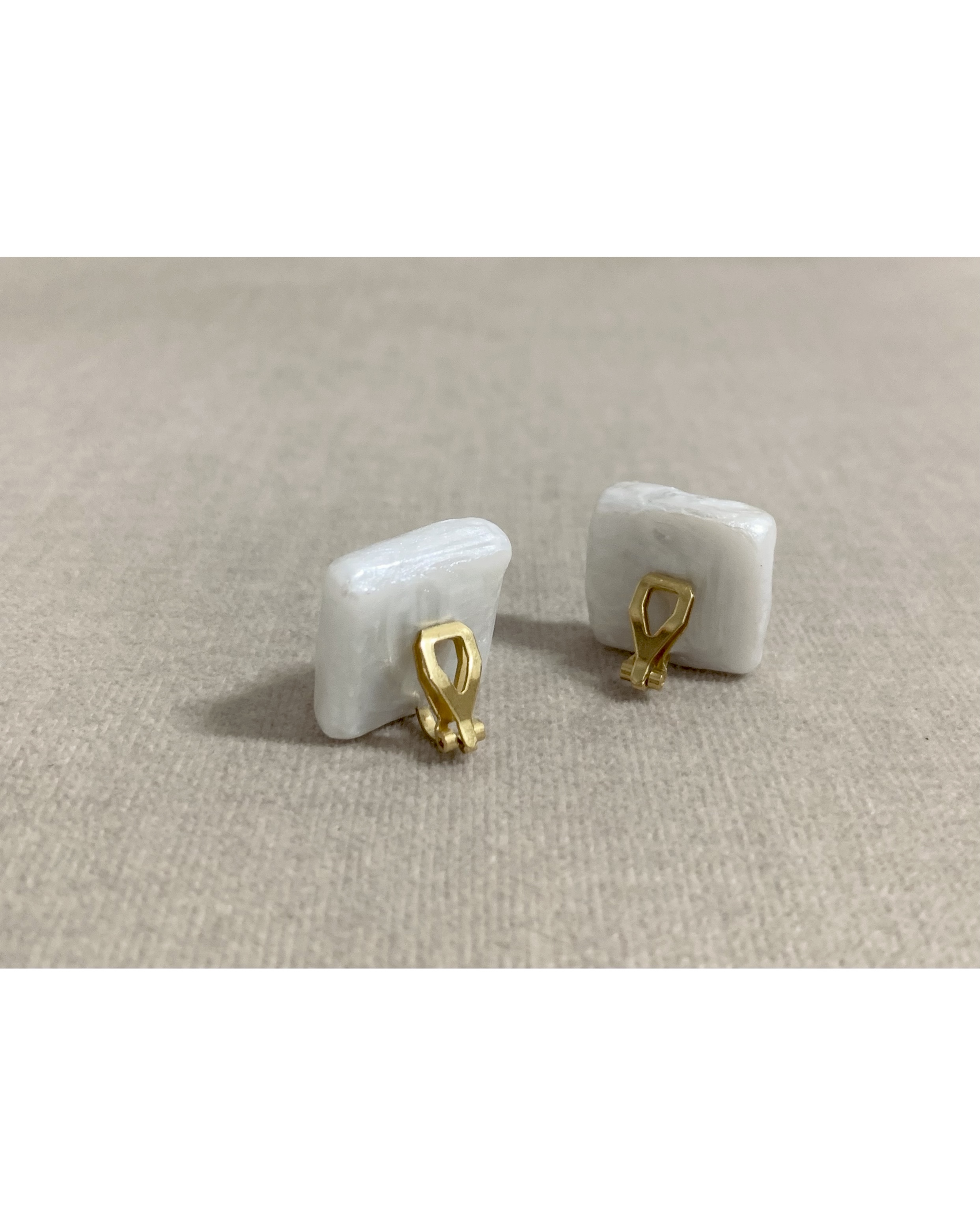 CHANEL yellow CC white pearl earring no.34