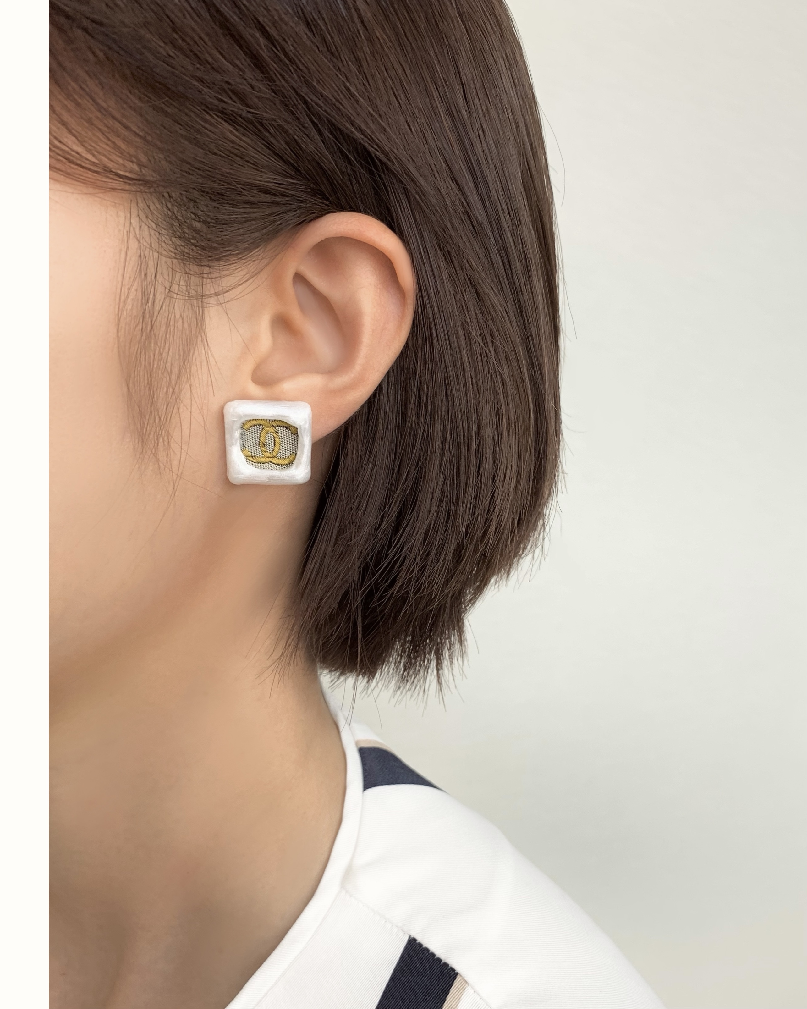 CHANEL yellow CC white pearl earring no.34