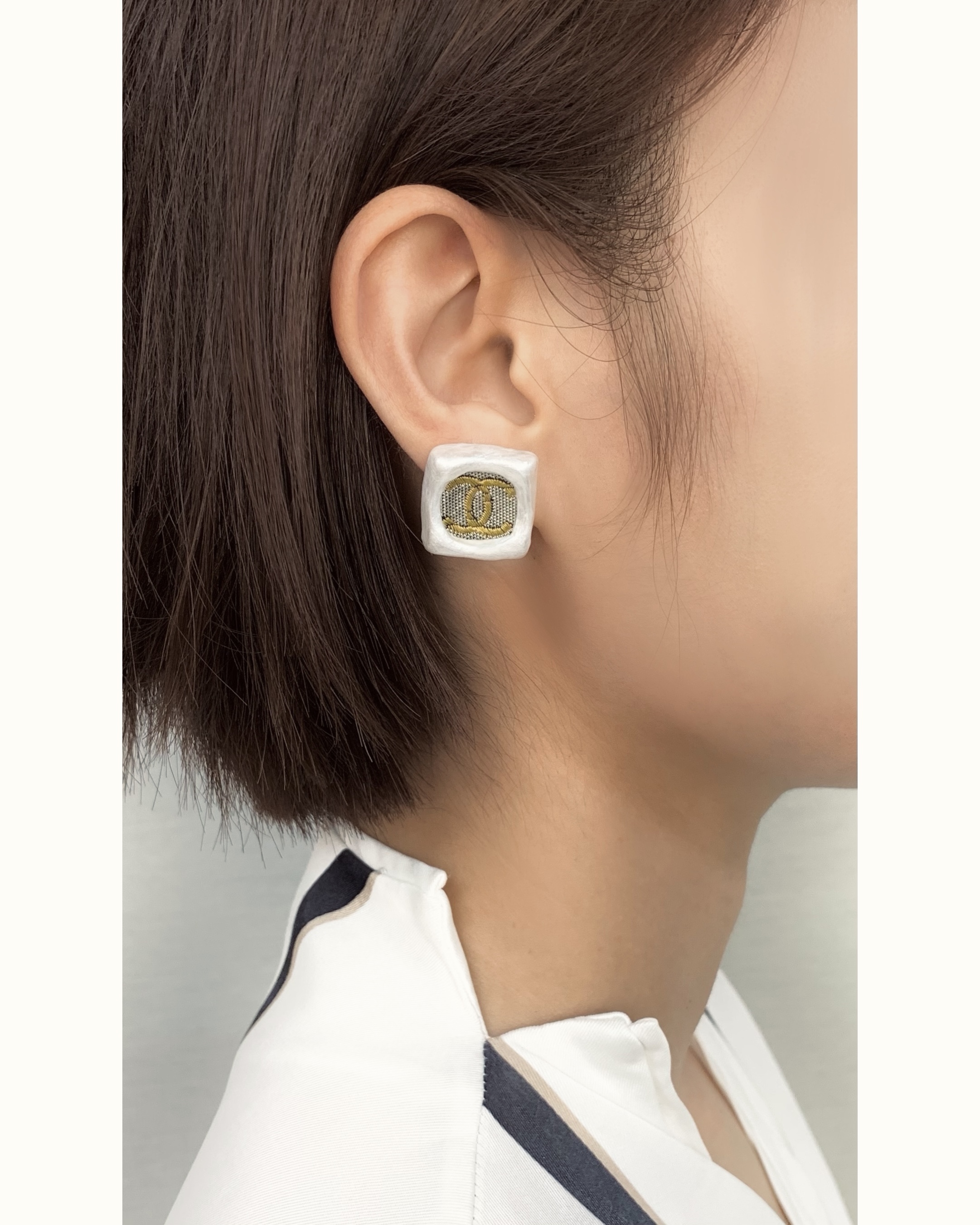 CHANEL yellow CC white pearl earring no.34