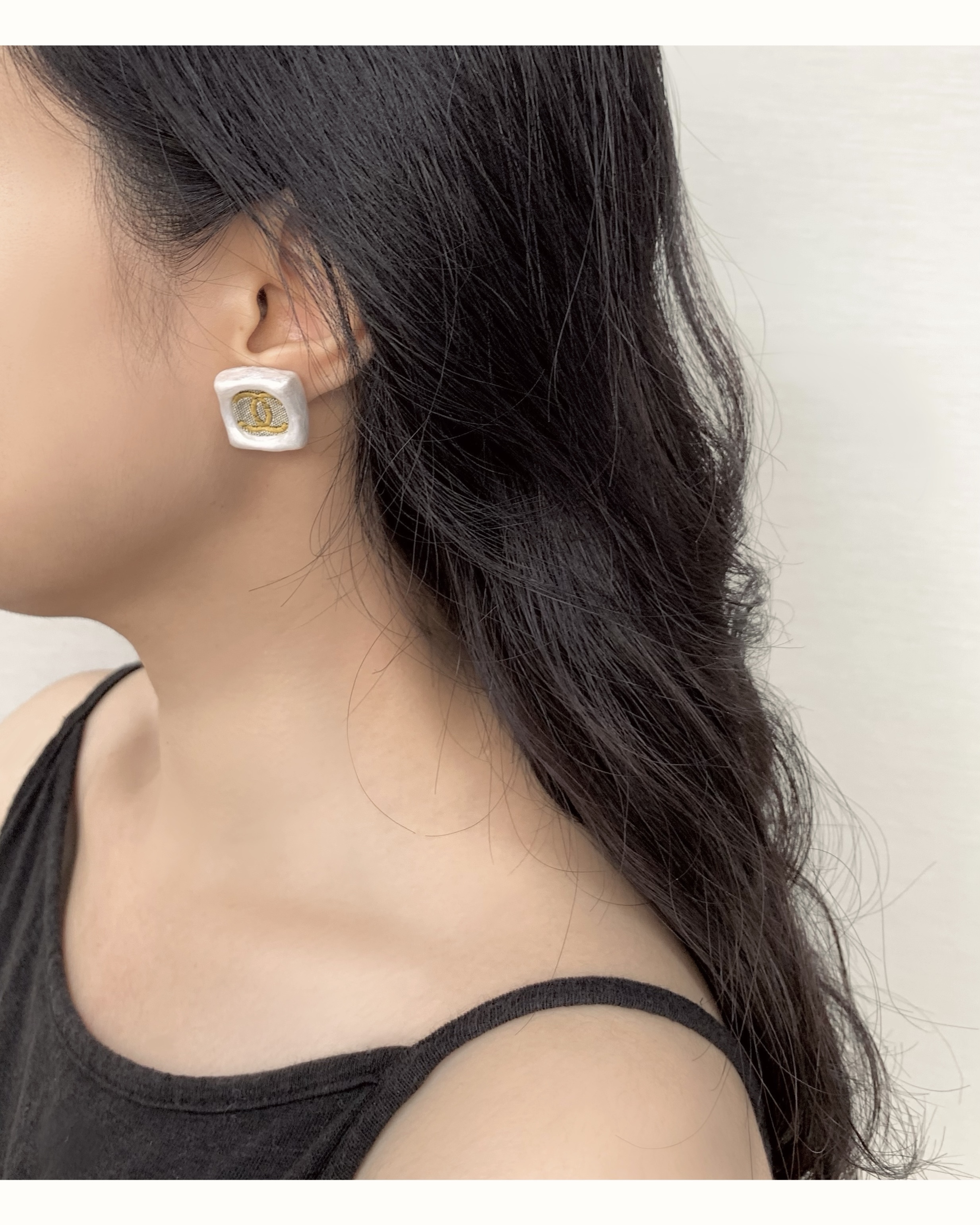 CHANEL yellow CC white pearl earring no.34