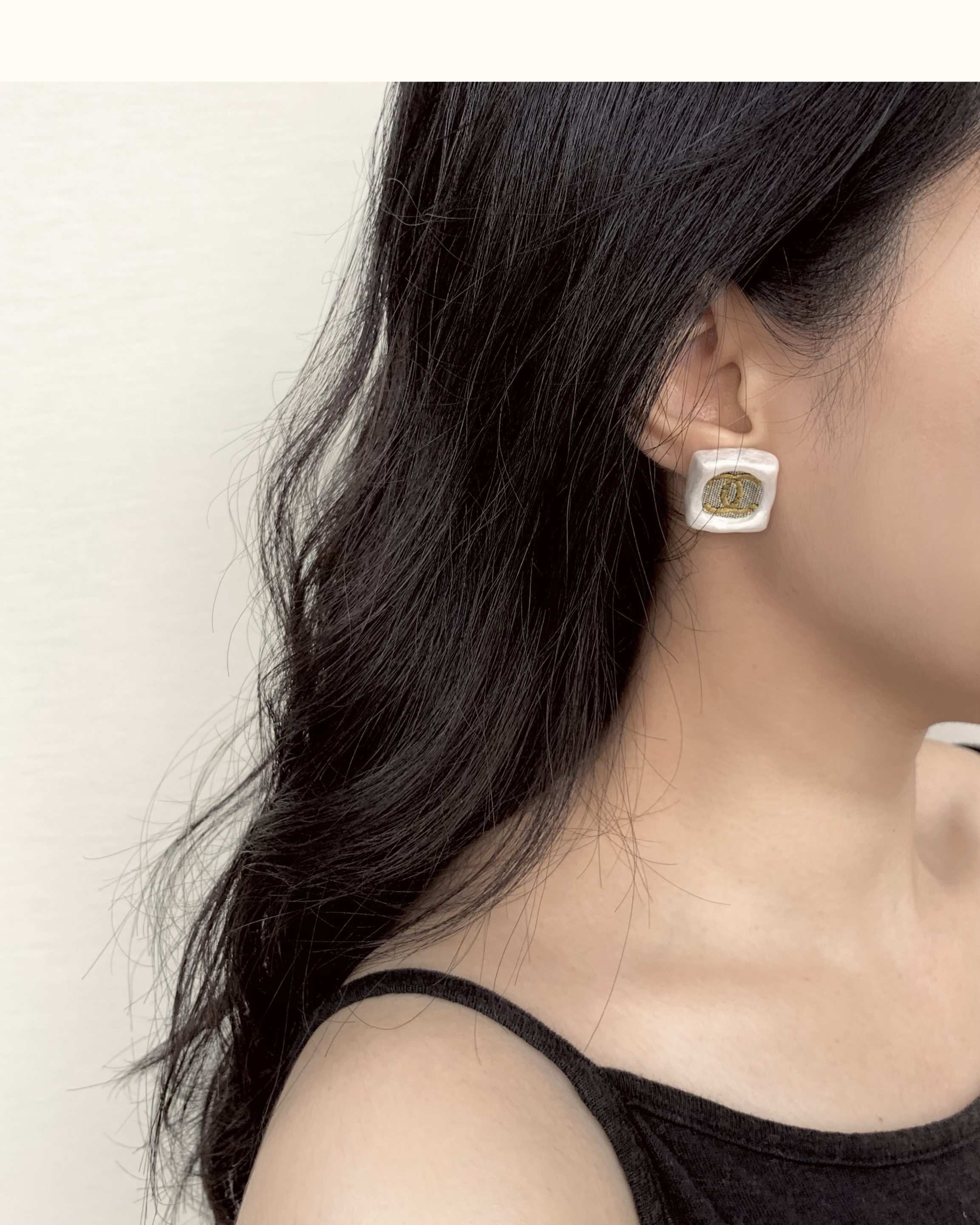 CHANEL yellow CC white pearl earring no.34