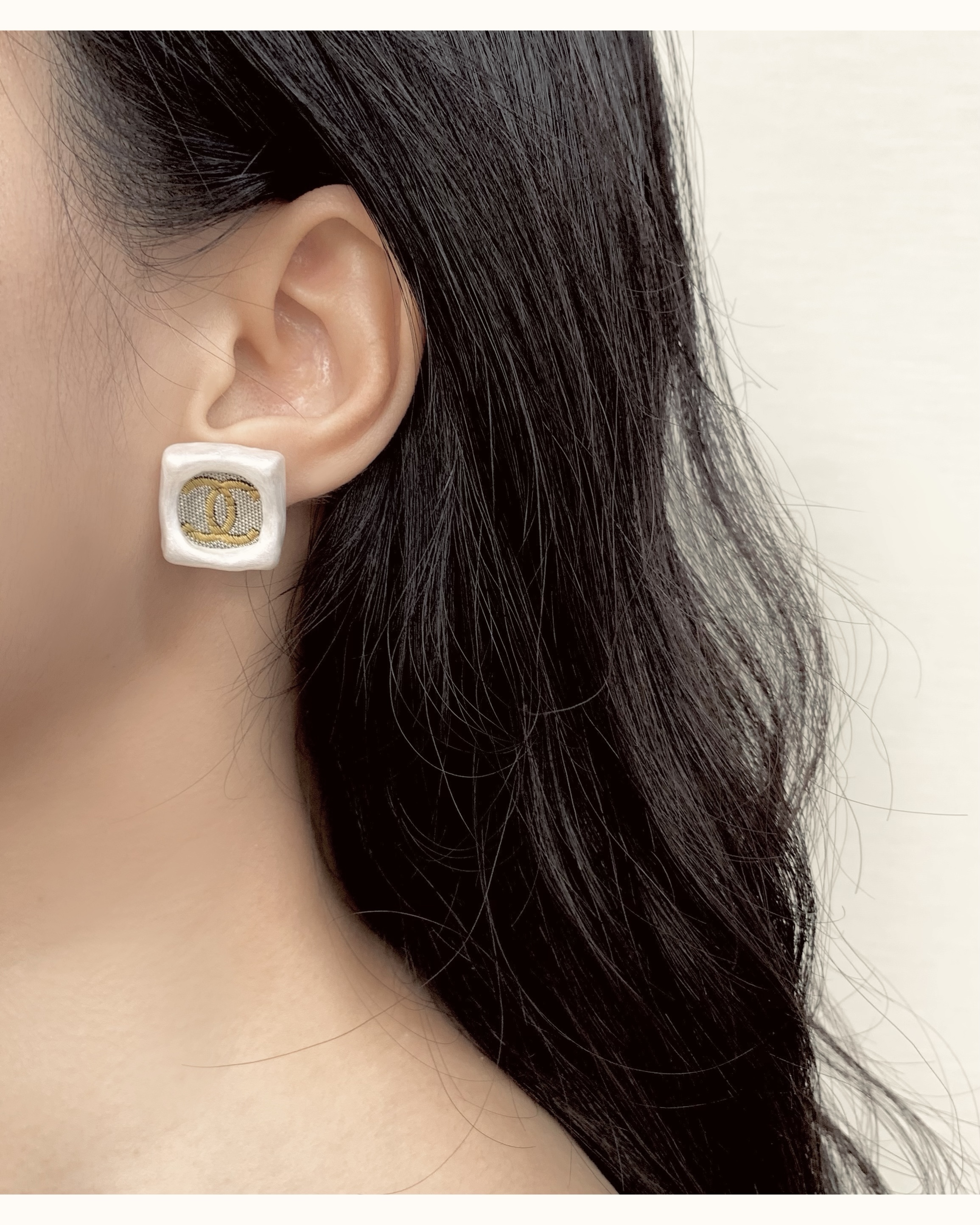 CHANEL yellow CC white pearl earring no.34