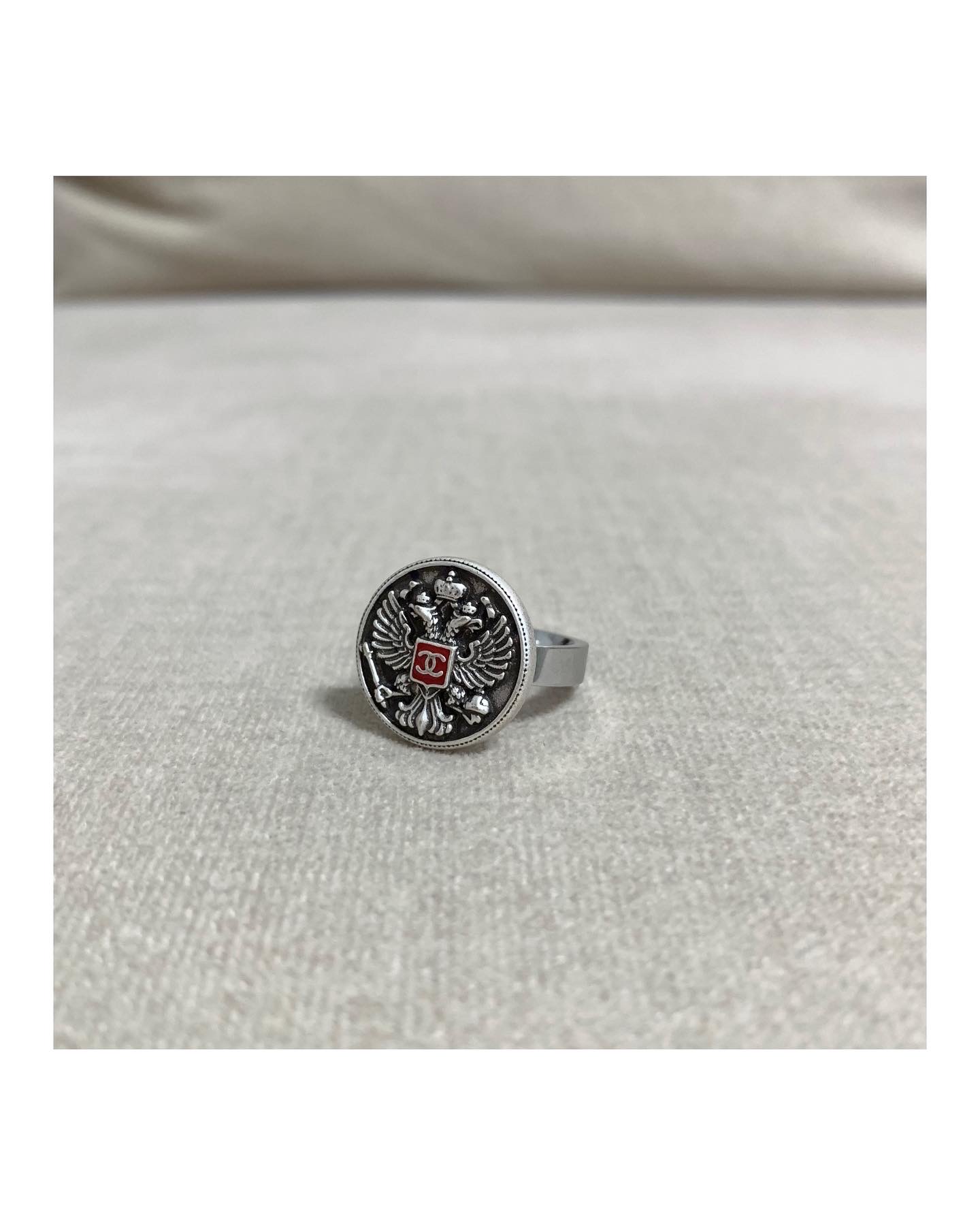 CHANEL button no.61
