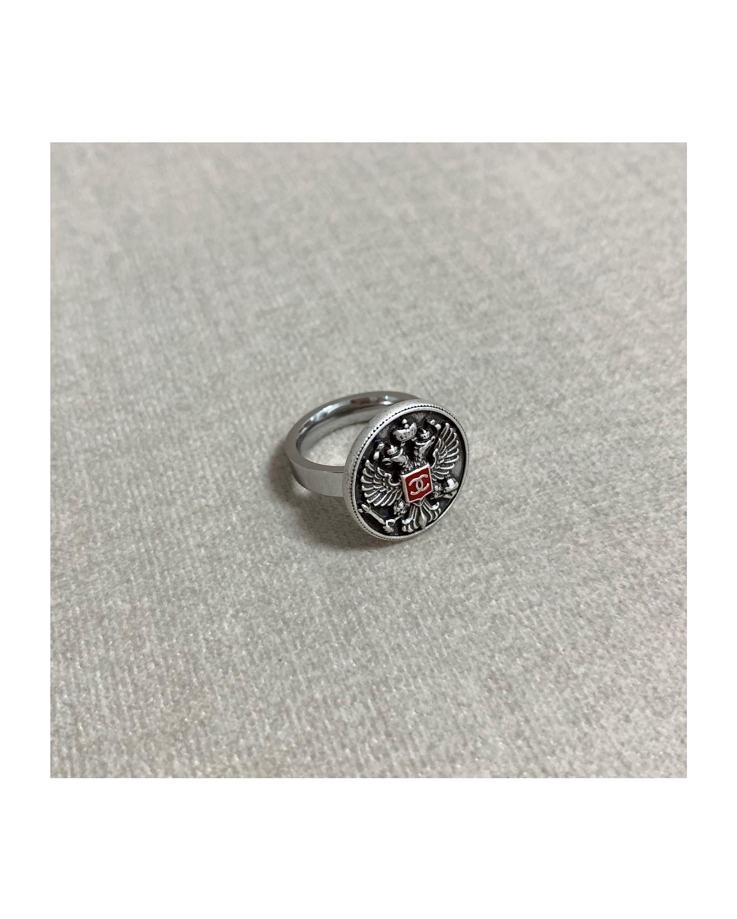 CHANEL button no.61