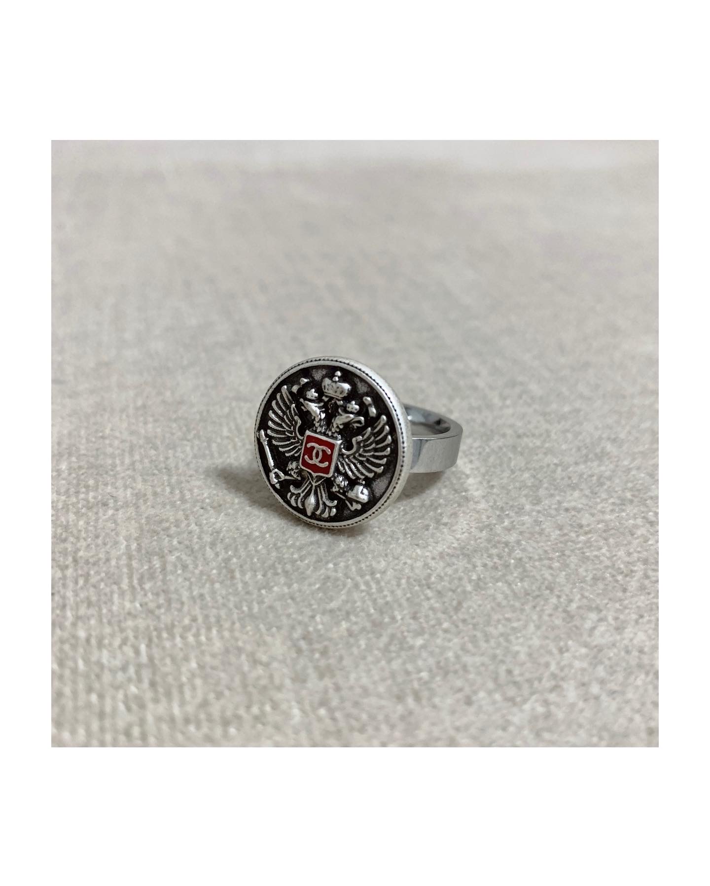 CHANEL button no.61