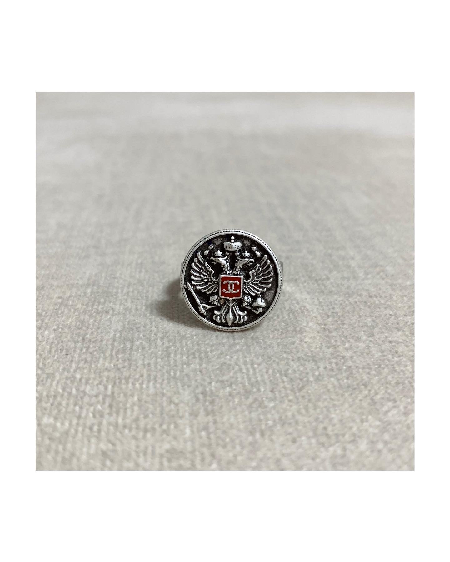CHANEL button no.61