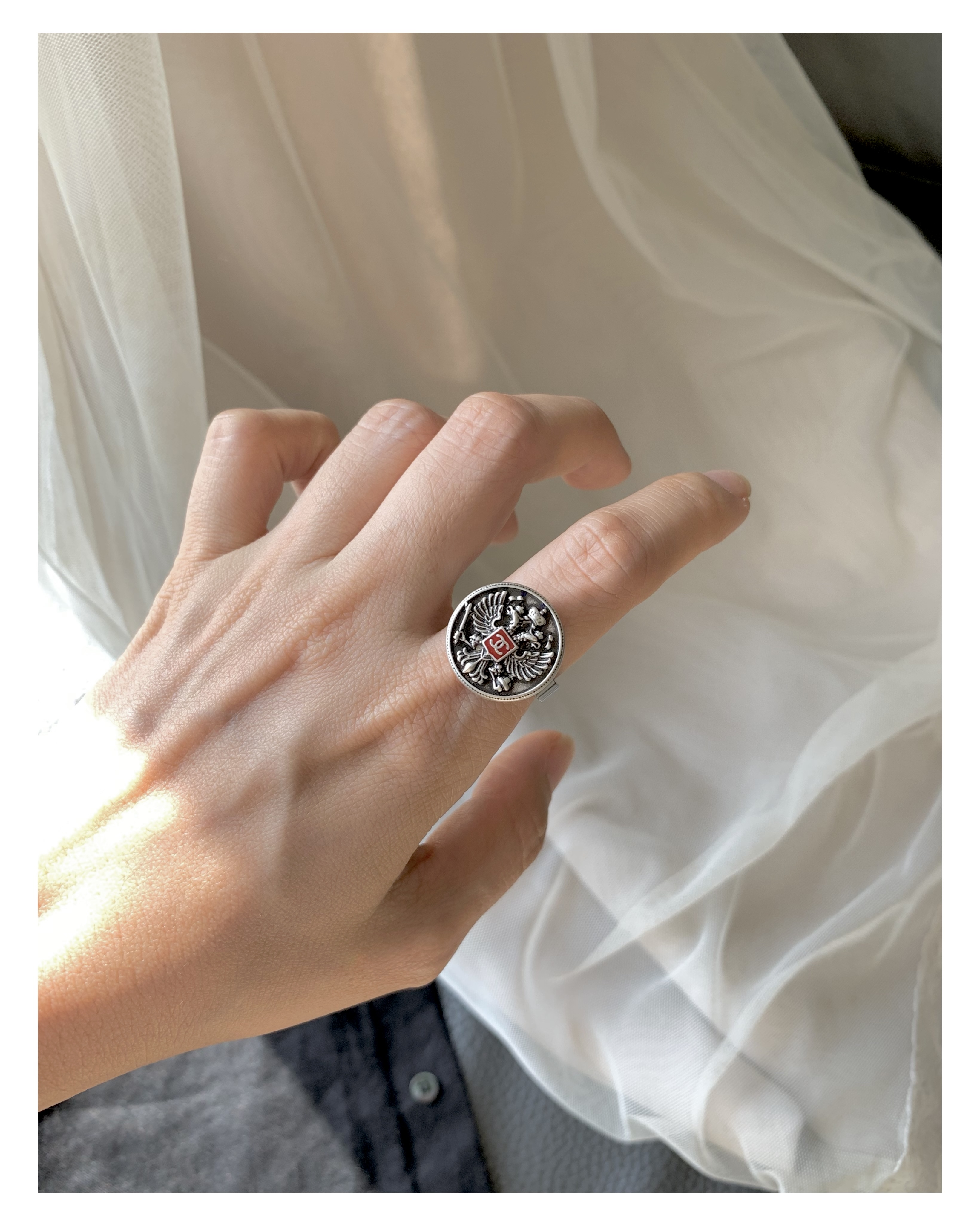 CHANEL button no.61