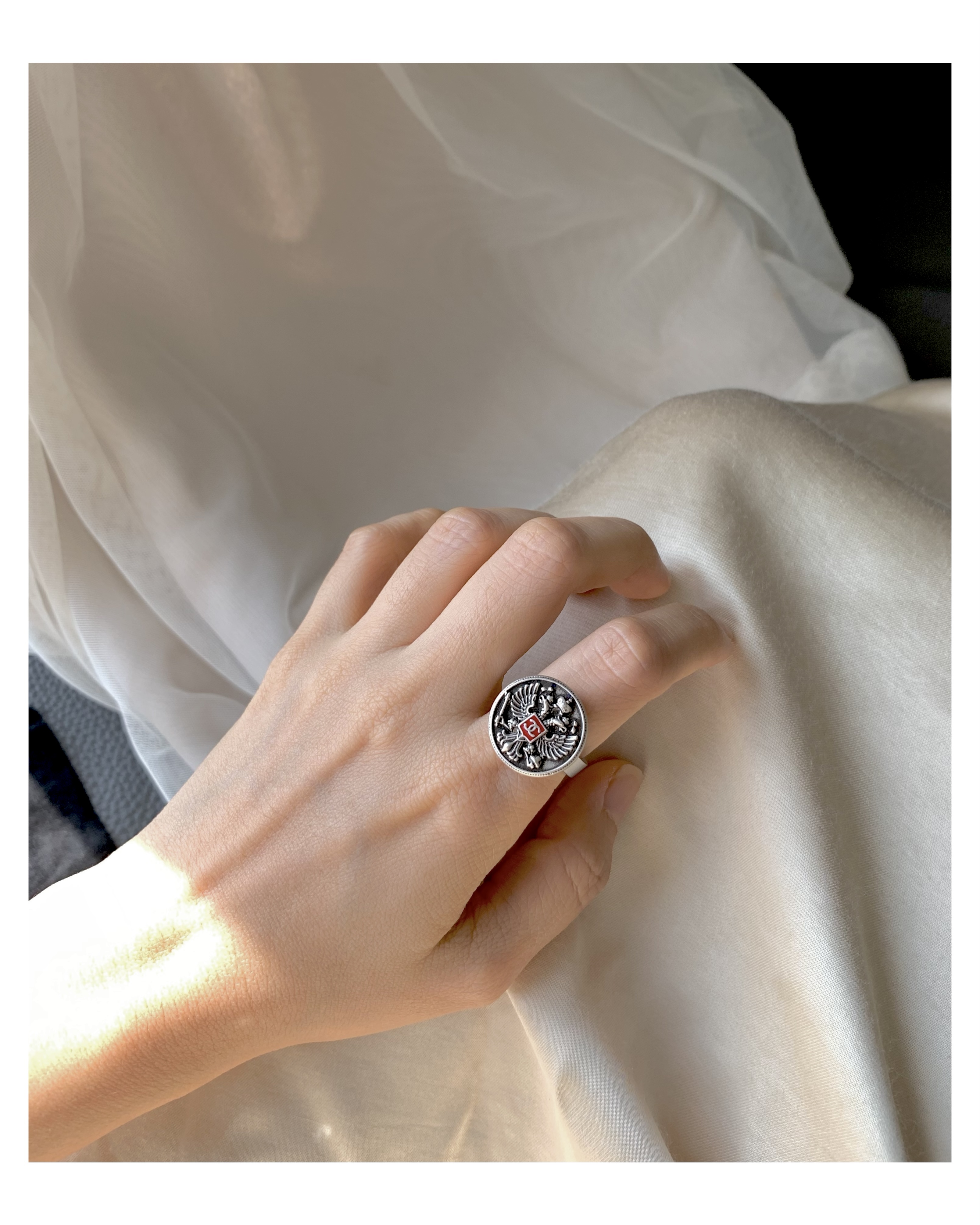 CHANEL button no.61