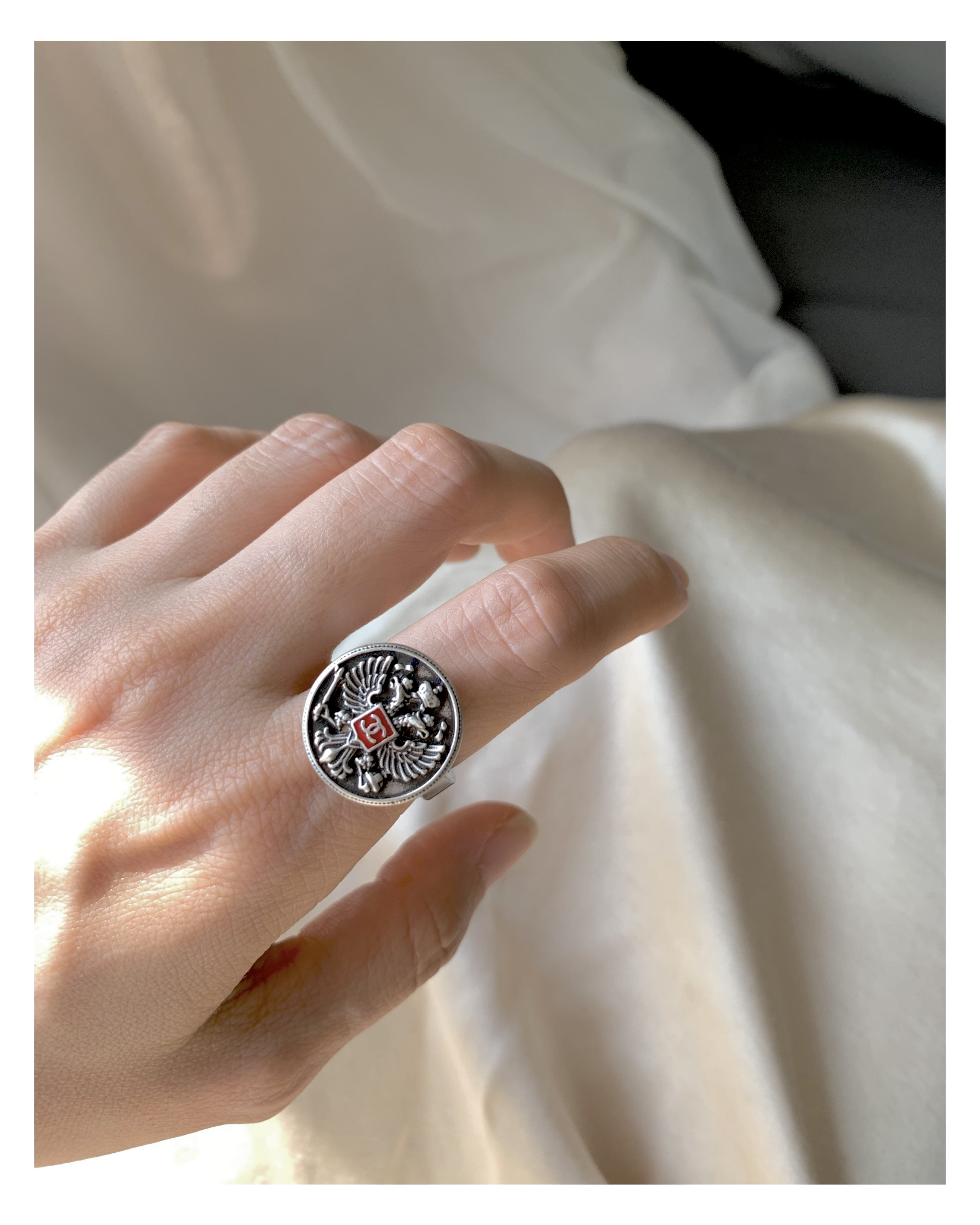 CHANEL button no.61
