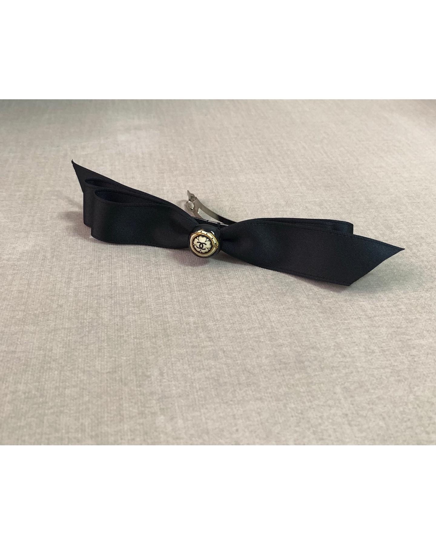 CHANEL gold silkbutton ribbon hairclip no.17