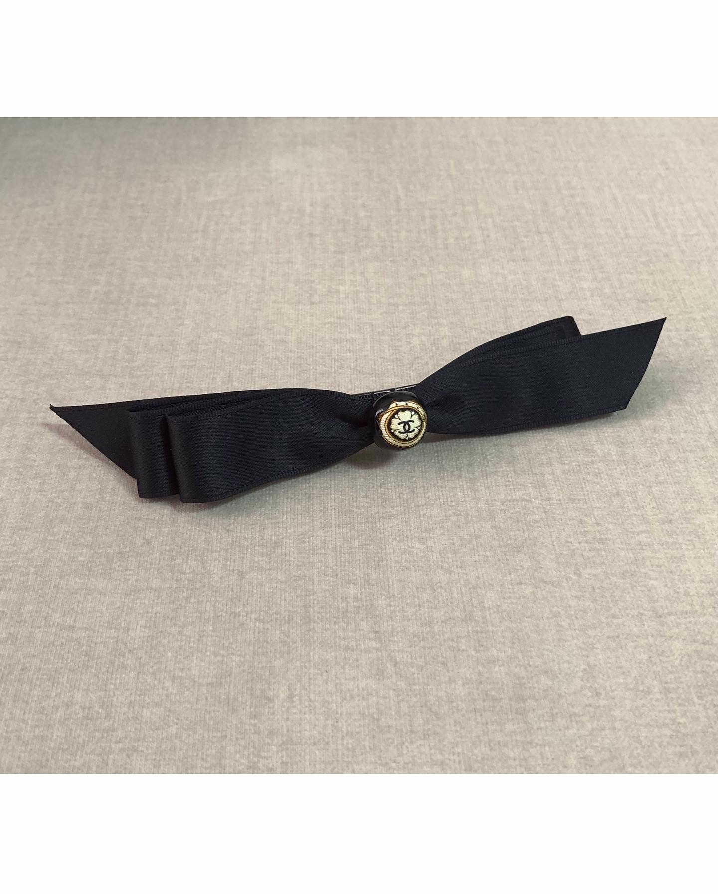CHANEL gold silkbutton ribbon hairclip no.17