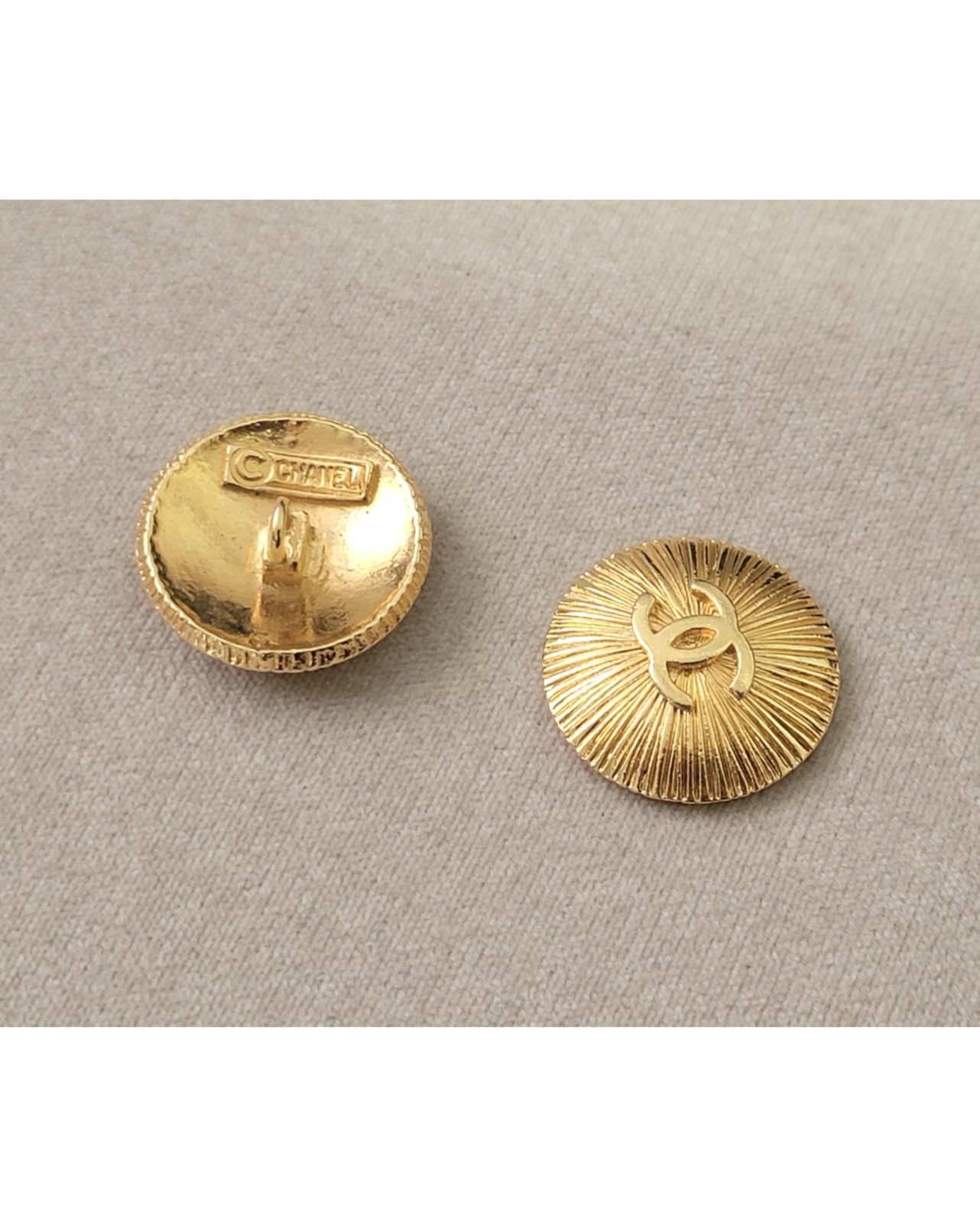 CHANEL button no.62