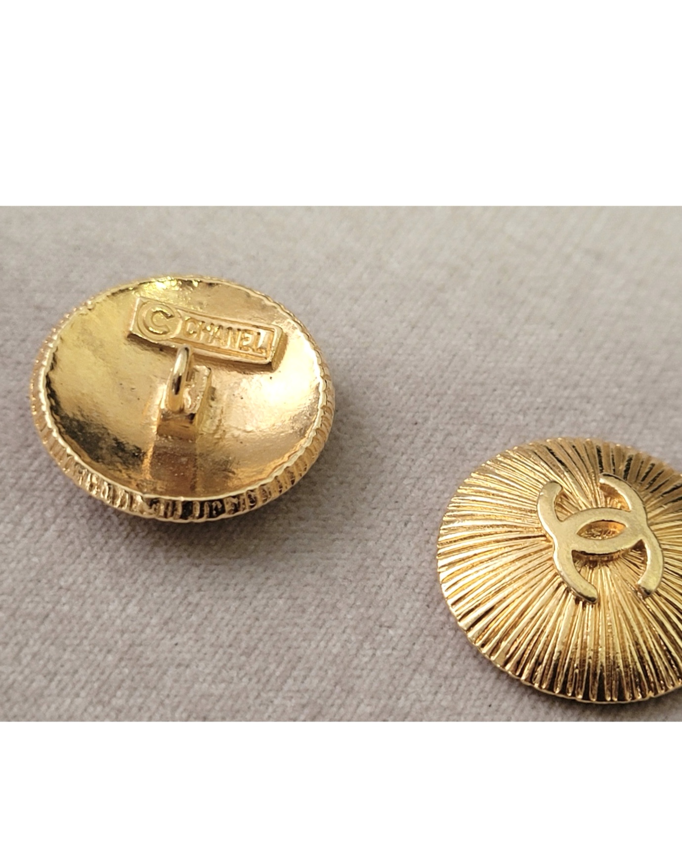 CHANEL button no.62