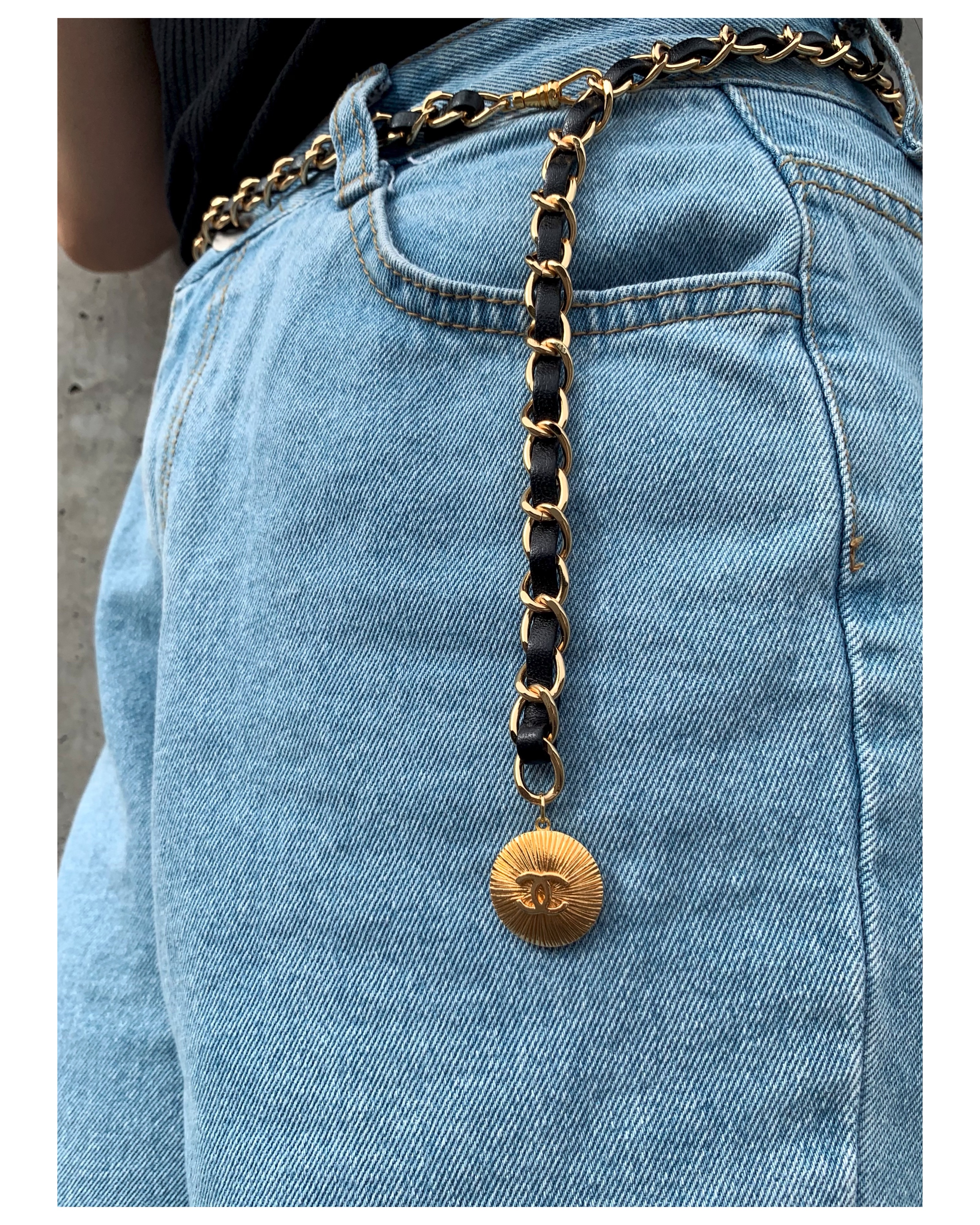 CHANEL button no.62