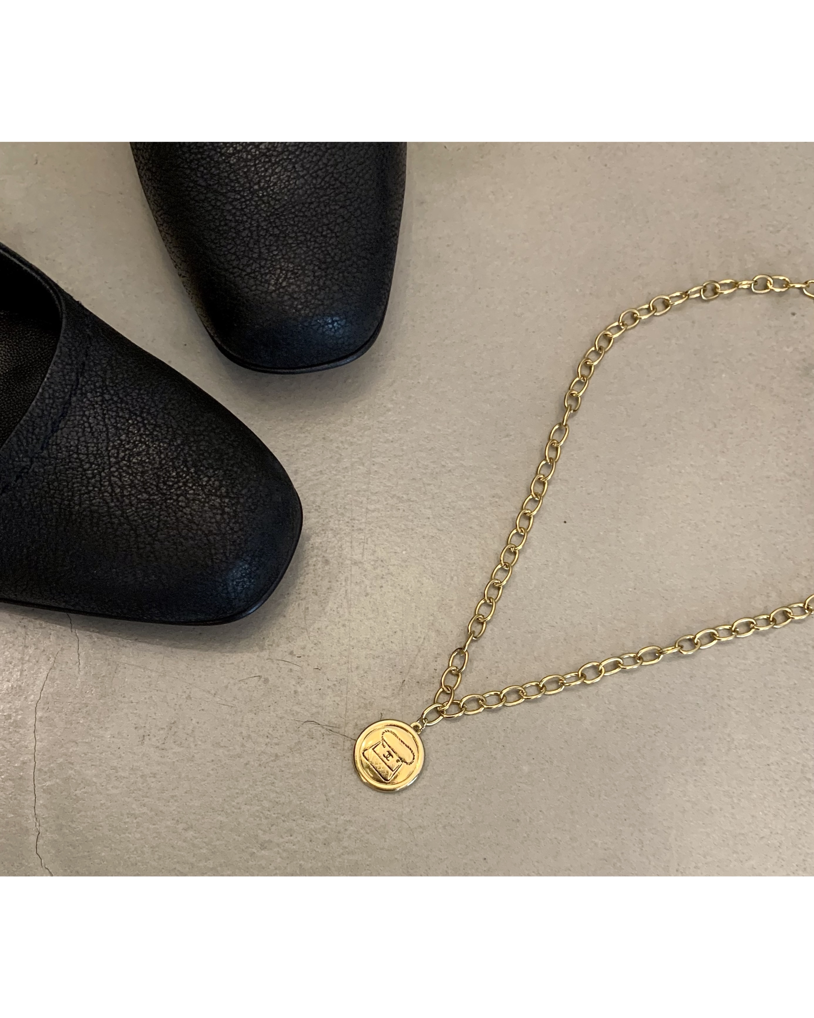 CHANEL button no.64