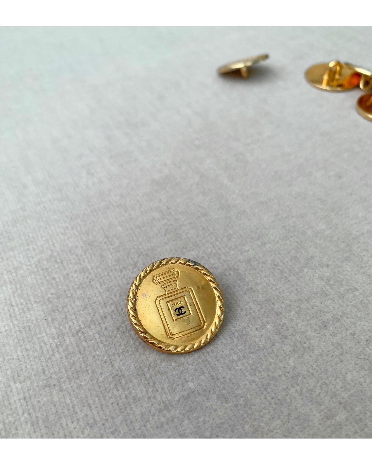 CHANEL button no.66