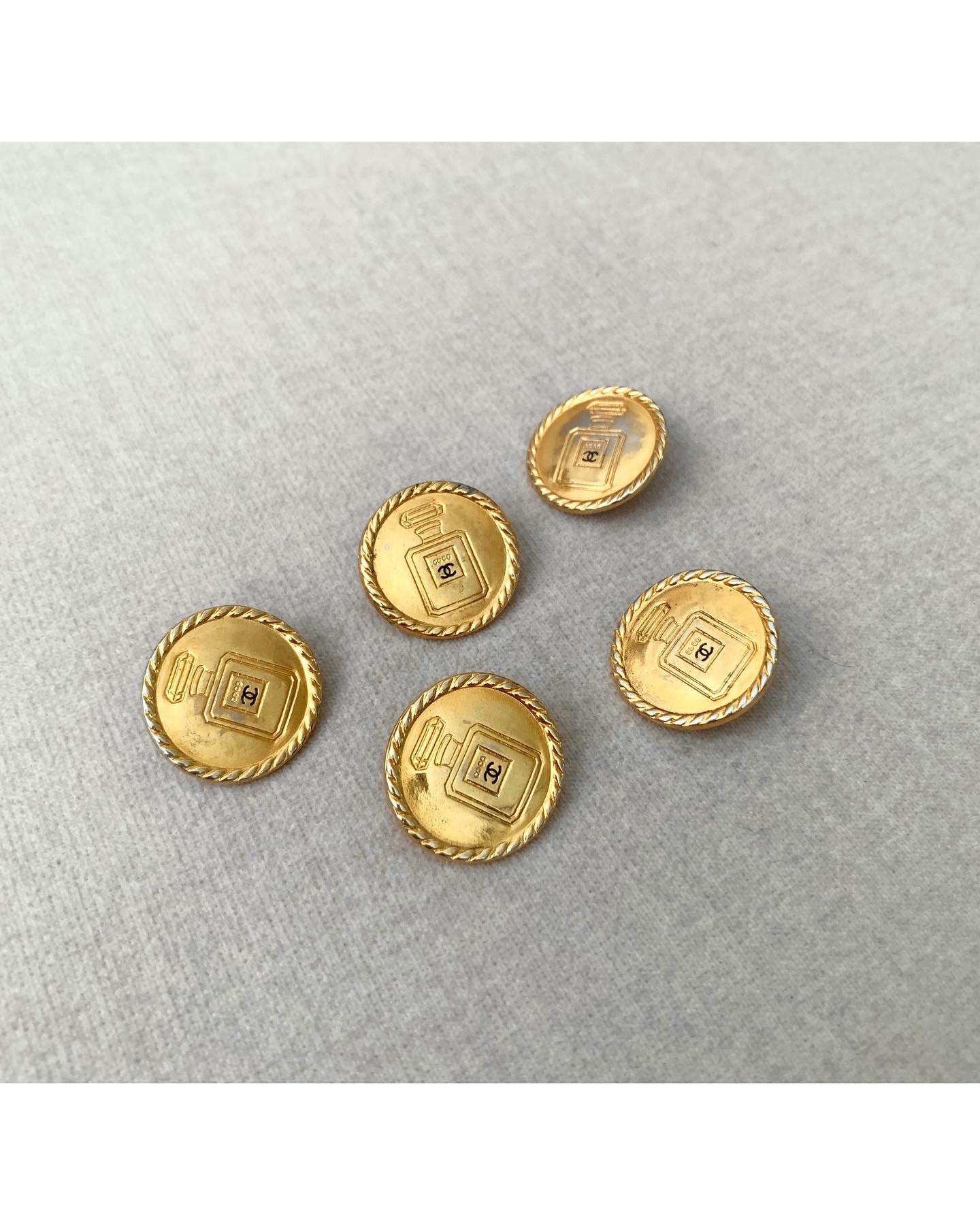 CHANEL button no.66