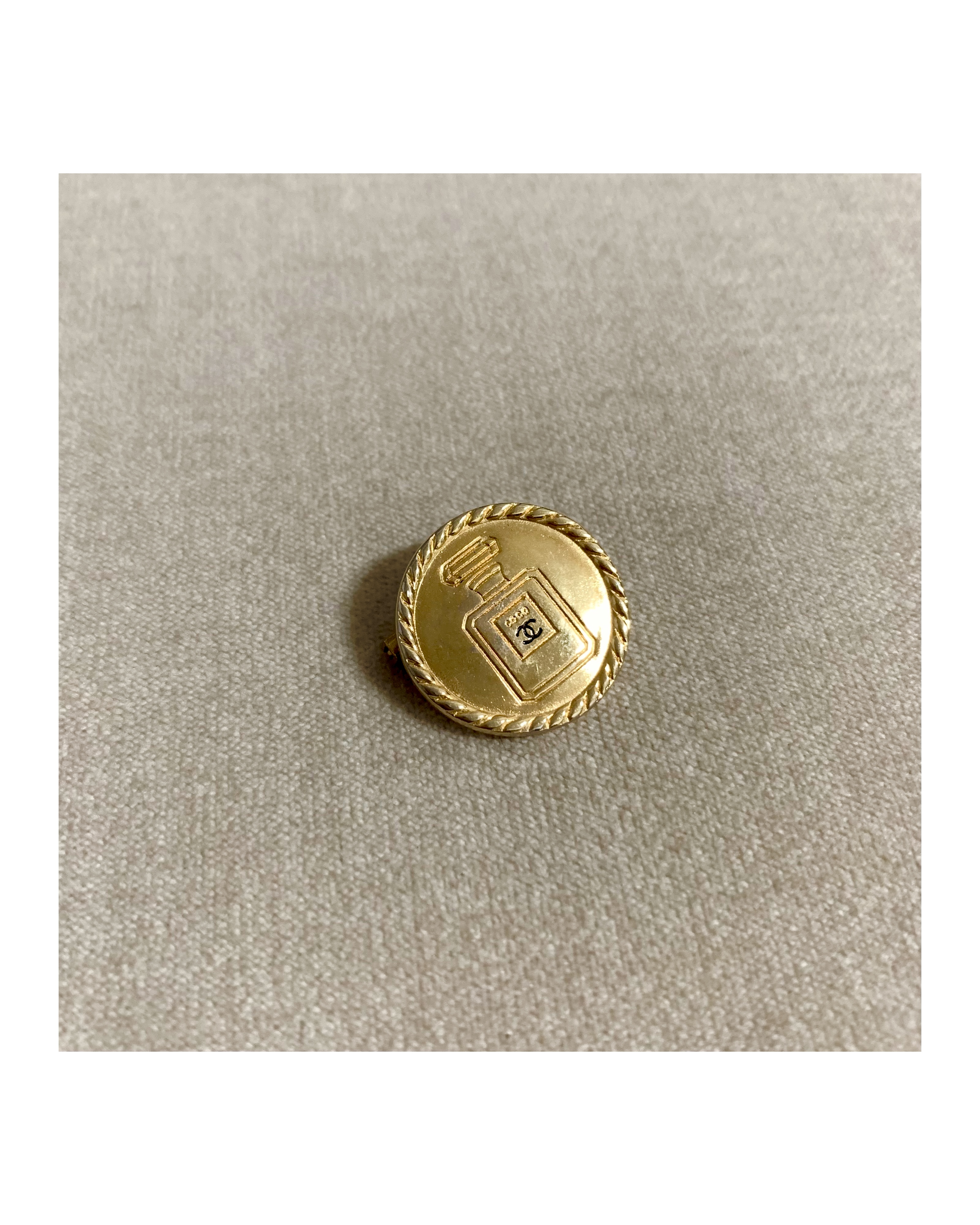 CHANEL button no.66