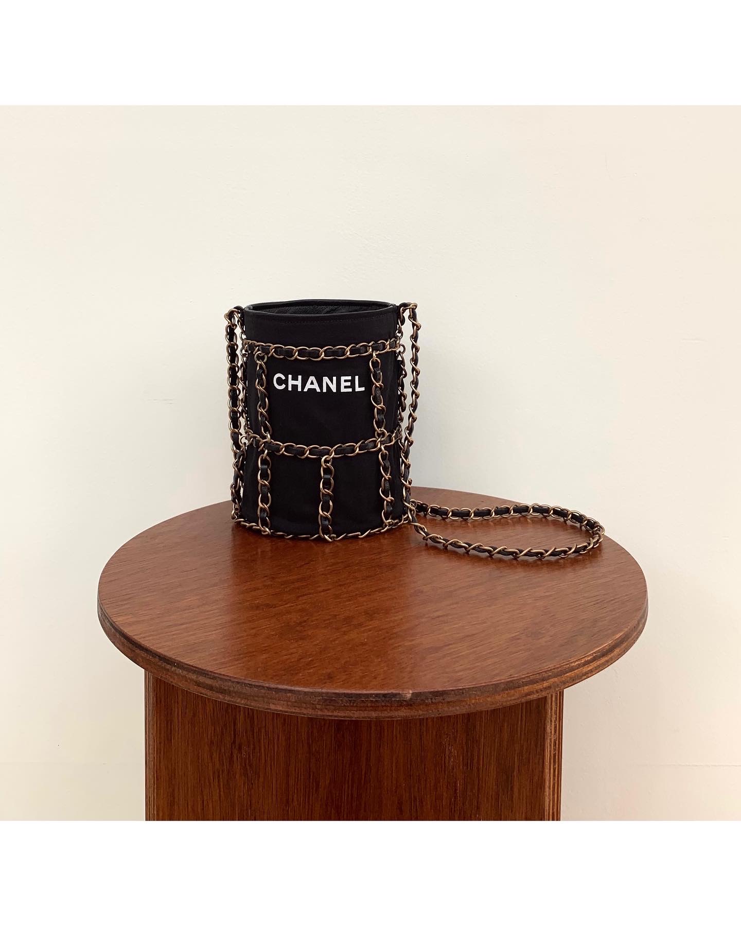 CHANEL cage chain bag no.37